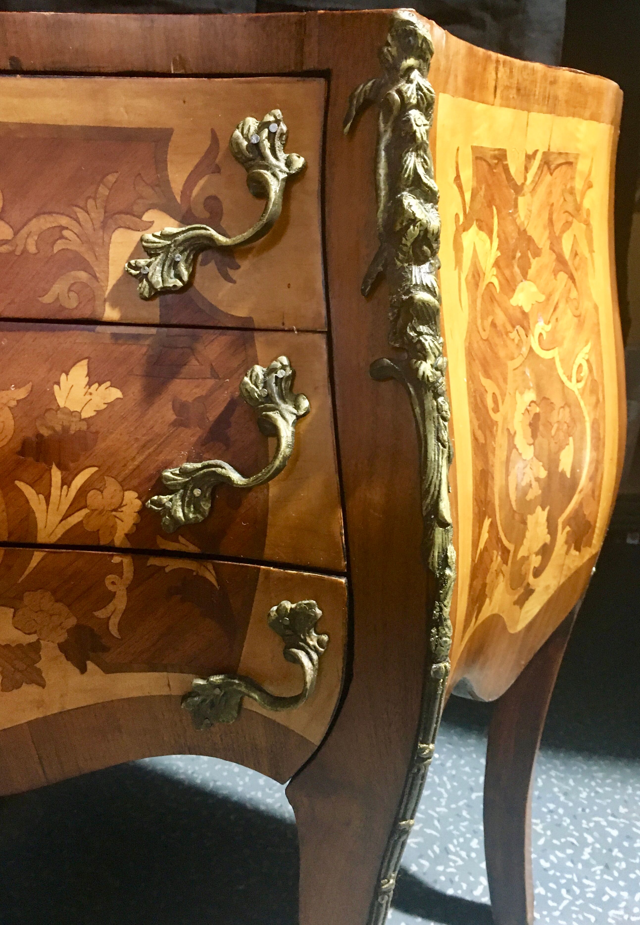 Curved commodus, tomb, Louis XV style, in marquetry, 3 drawers