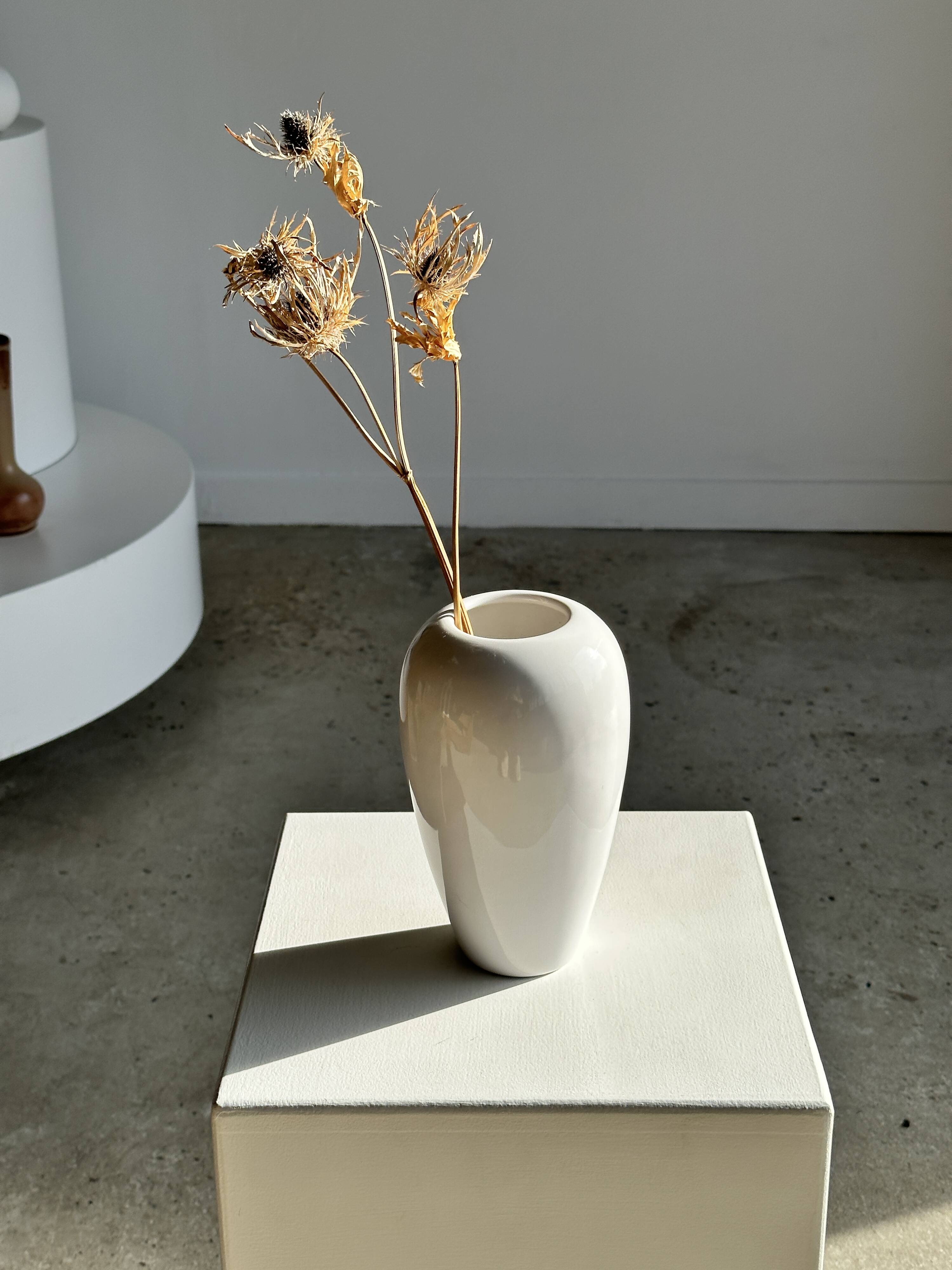 Oblong white vase H:20cm