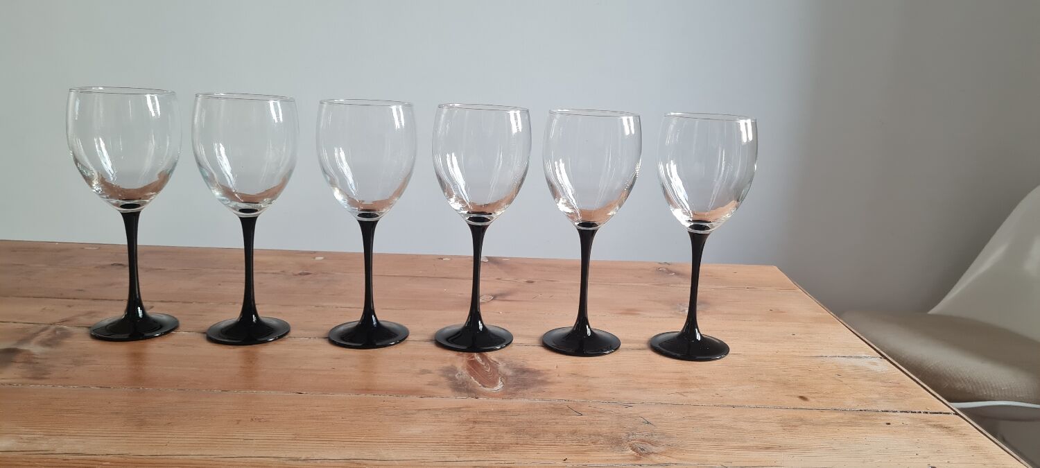 Set of 6 Luminarc wine glasses