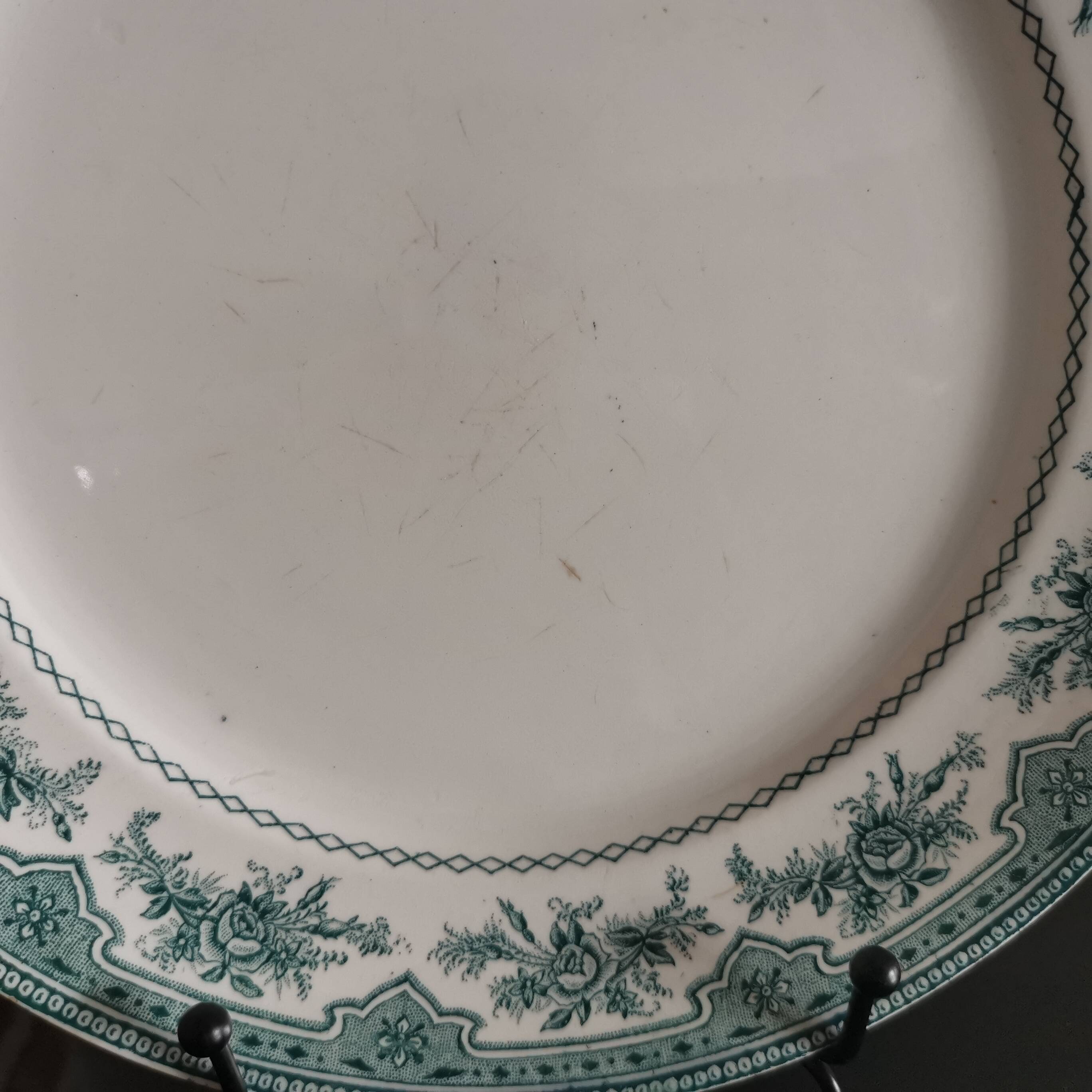 Assiettes plates Terre de Fer faïencerie d'Onnaing modèle "Roses Mousses" fin XIXème