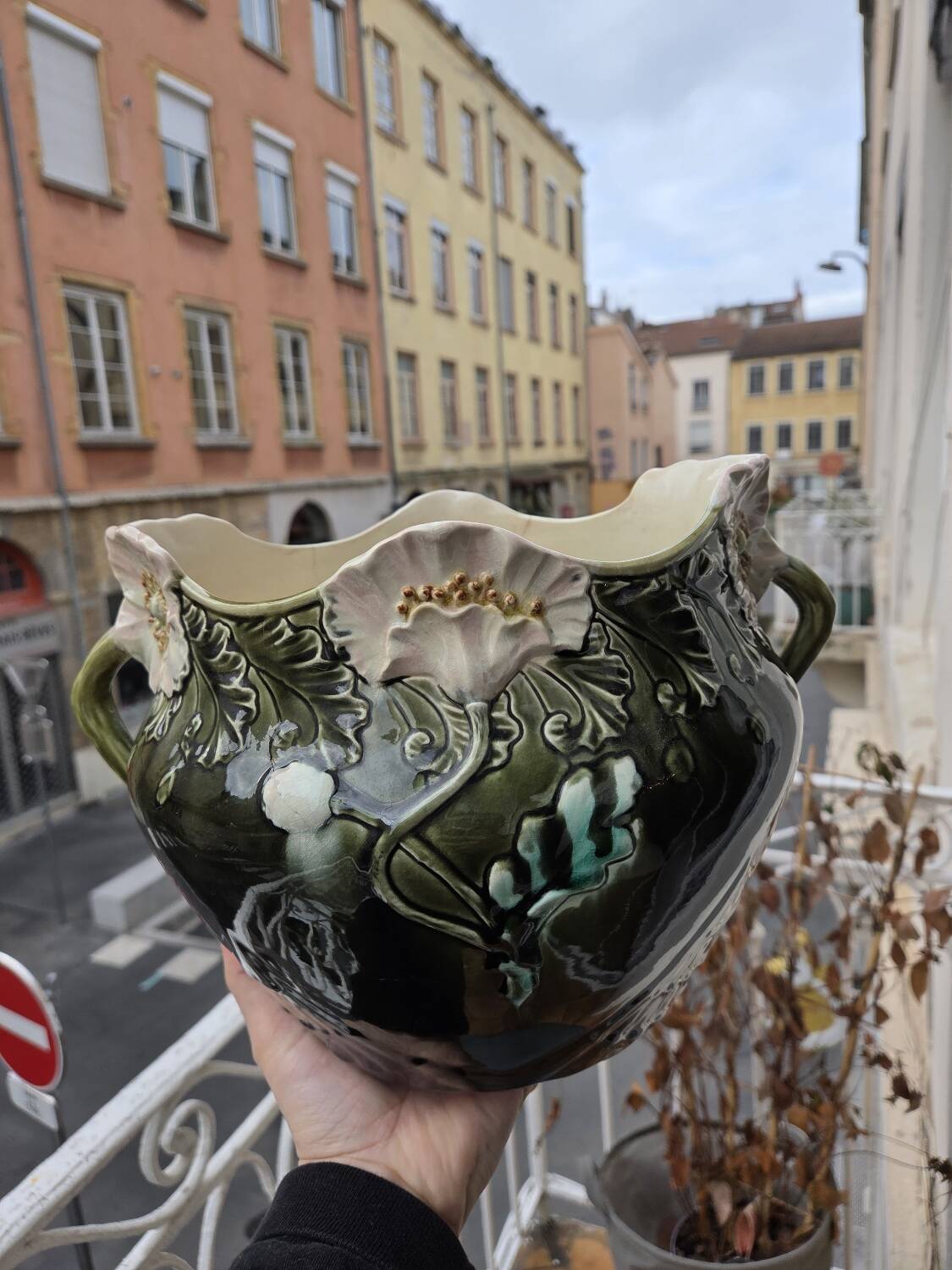 Jardinière in slipware signed by Gustave de Bruyn.