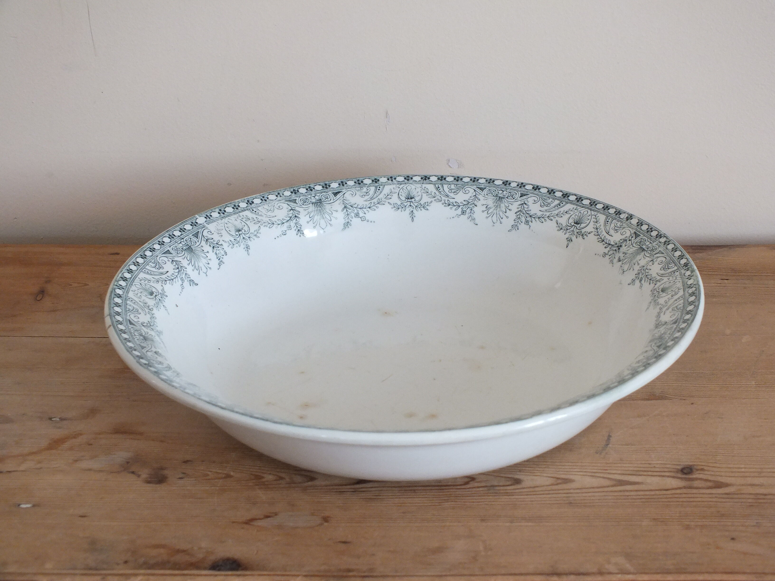 Hollow dish in Iron Earth Moulin des Loups model Wilbur