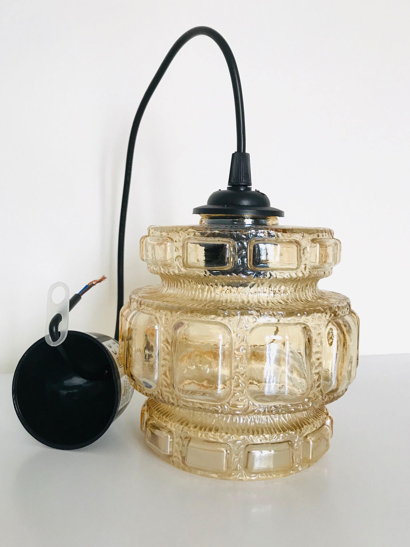 Chiseled glass suspension