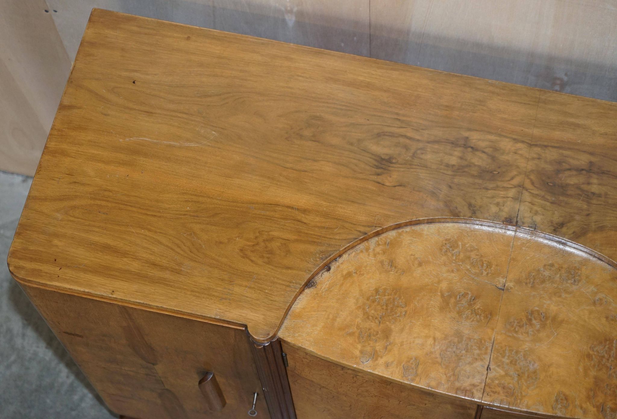 Buffet Art déco en noyer burr avec tiroirs et bar