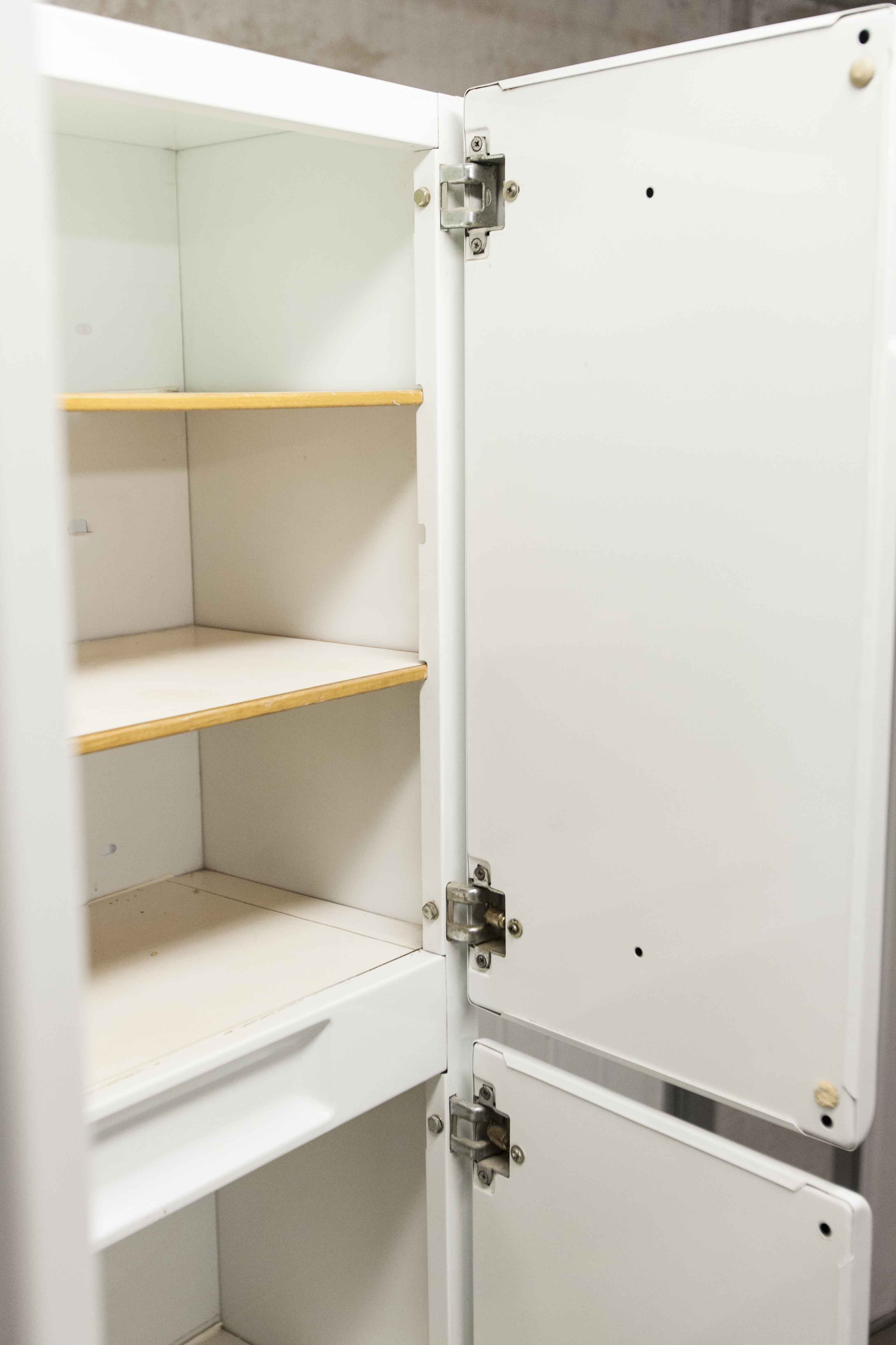 Bathroom cabinet in white metal 1960