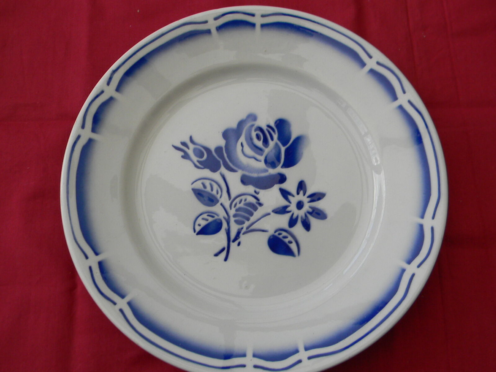 Lot de 6 assiettes plates en faience décor de roses.