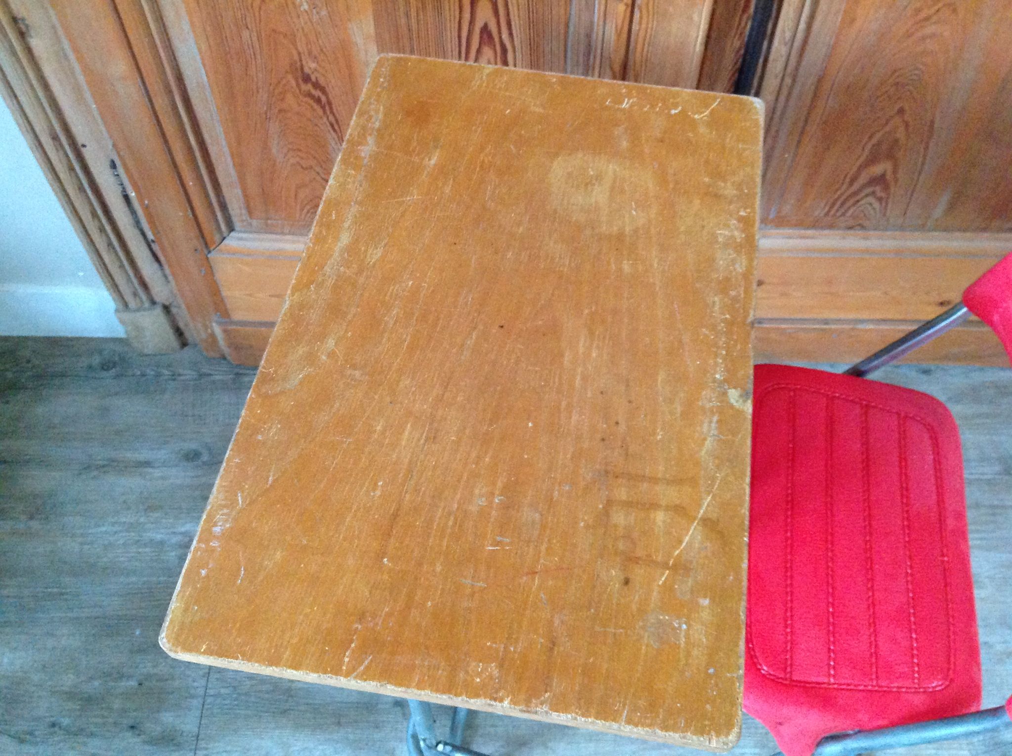 Folding child desk