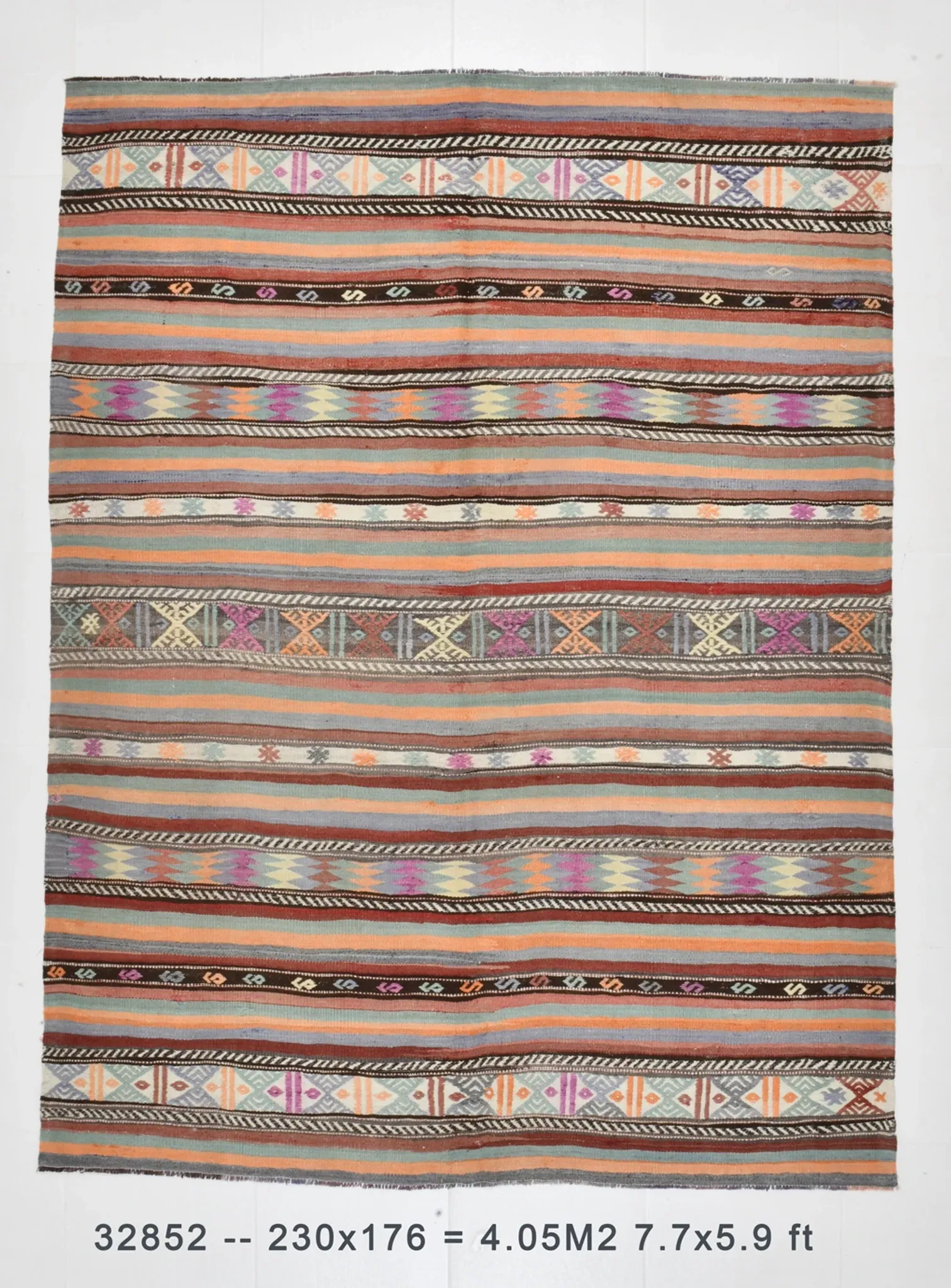 Vintage Turkish Green Kilim Rug, Bohemian Eclectic Home Decor, 176x230Cm