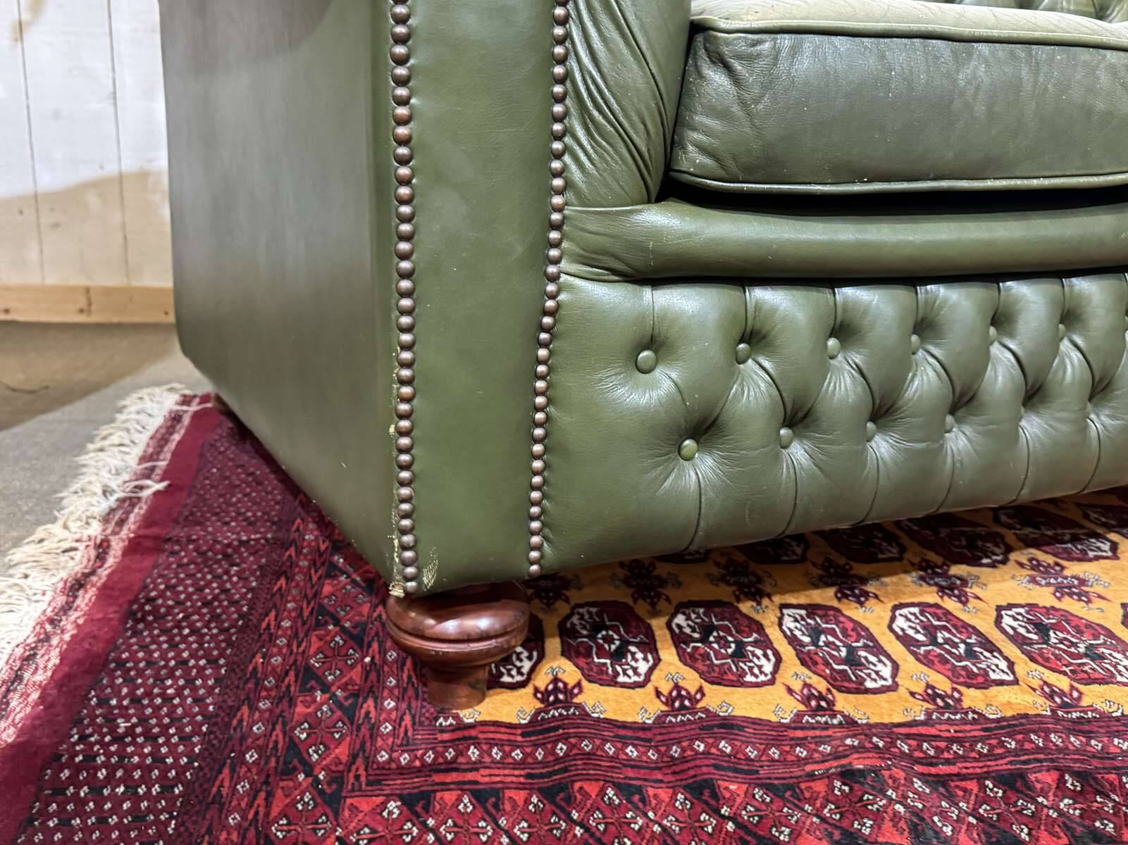Chesterfield leather 3-seater sofa with mahogany legs - English craftsmanship