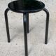Tabouret noir en bois courbé