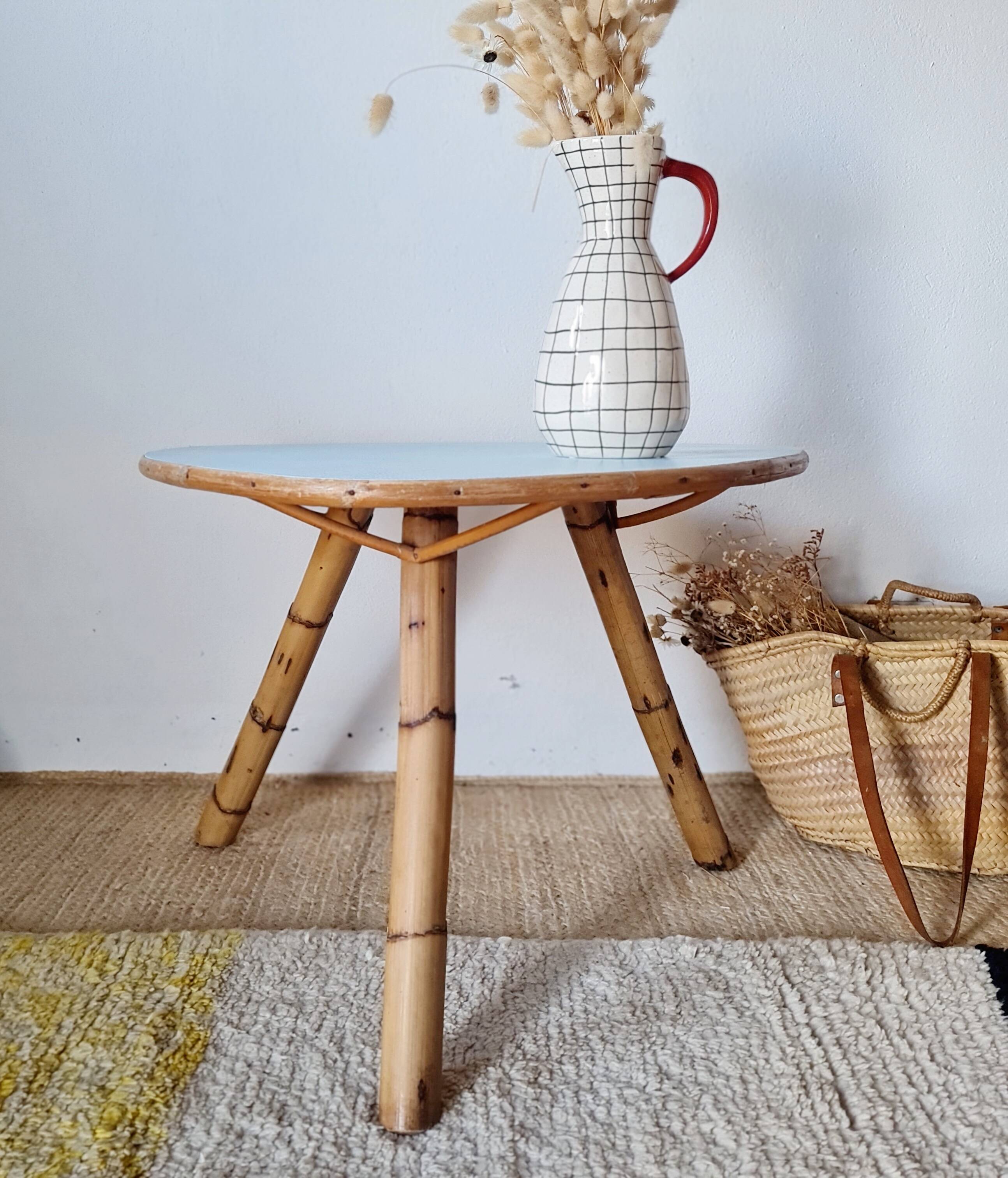 Table basse tripode – Rotin & Bambou – Plateau ovoïde bleu ciel