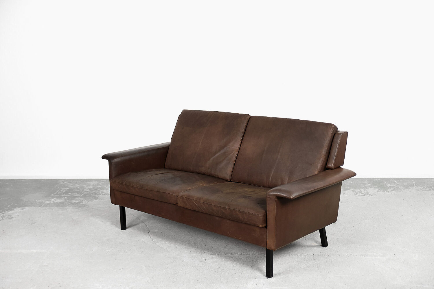 Vintage modern two-seater canapé in brown leather 3330 by Arne Vodder for Fritz Hansen.
