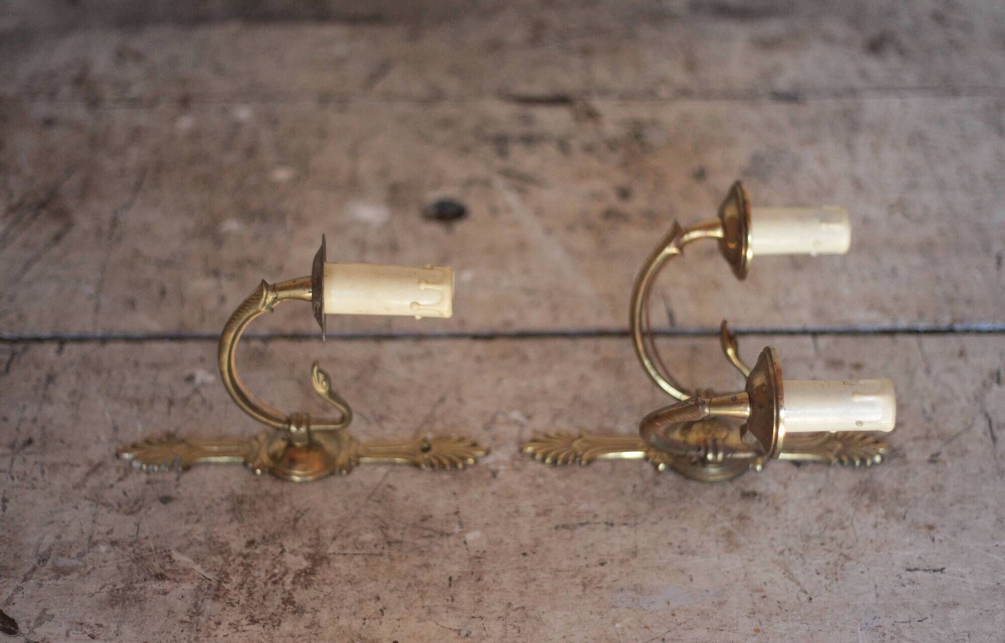 Pair of Empire style bronze wall lights, bronze wall light with palmette and swan neck.