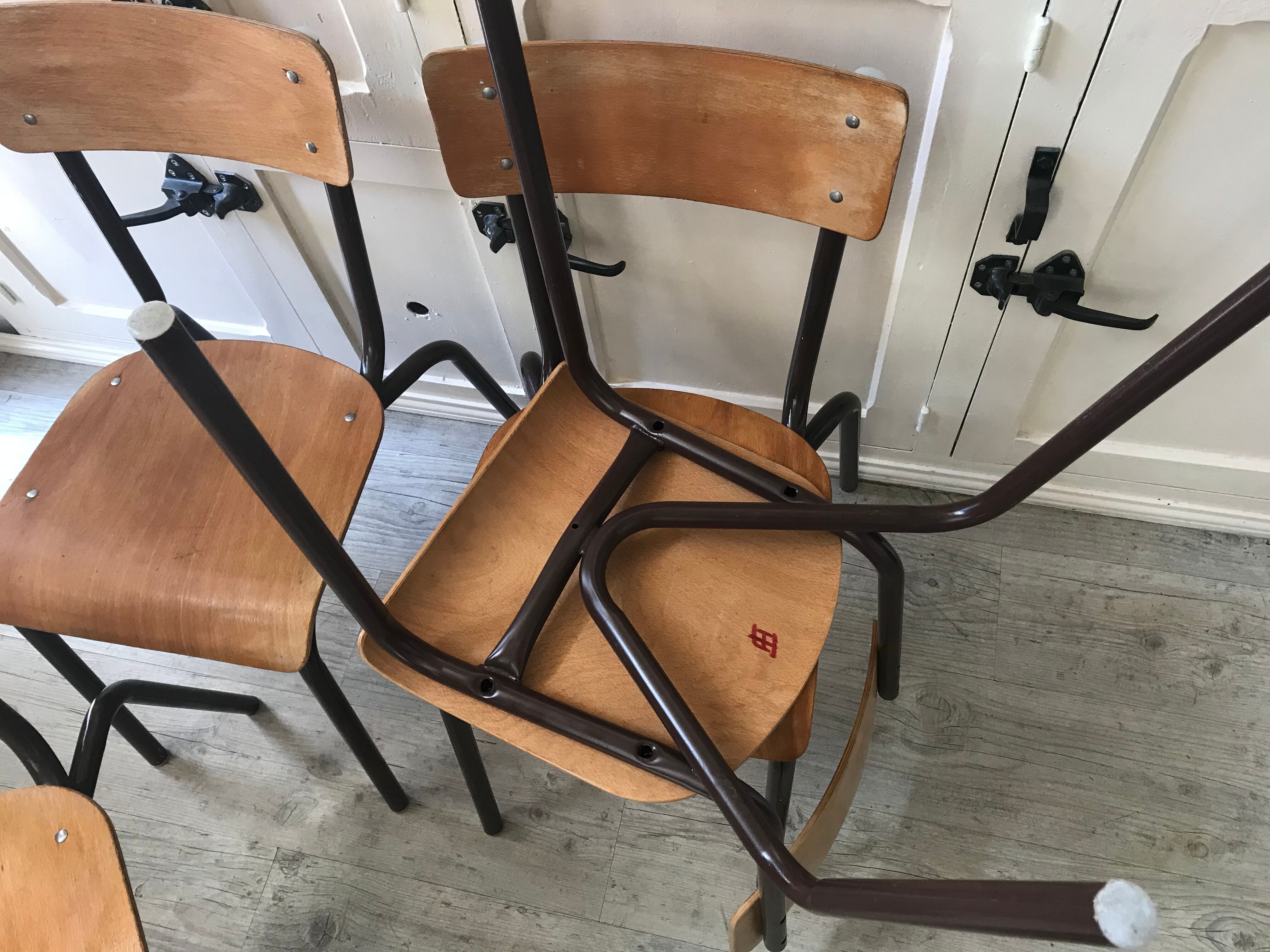 Lot of 6 vintage school chairs