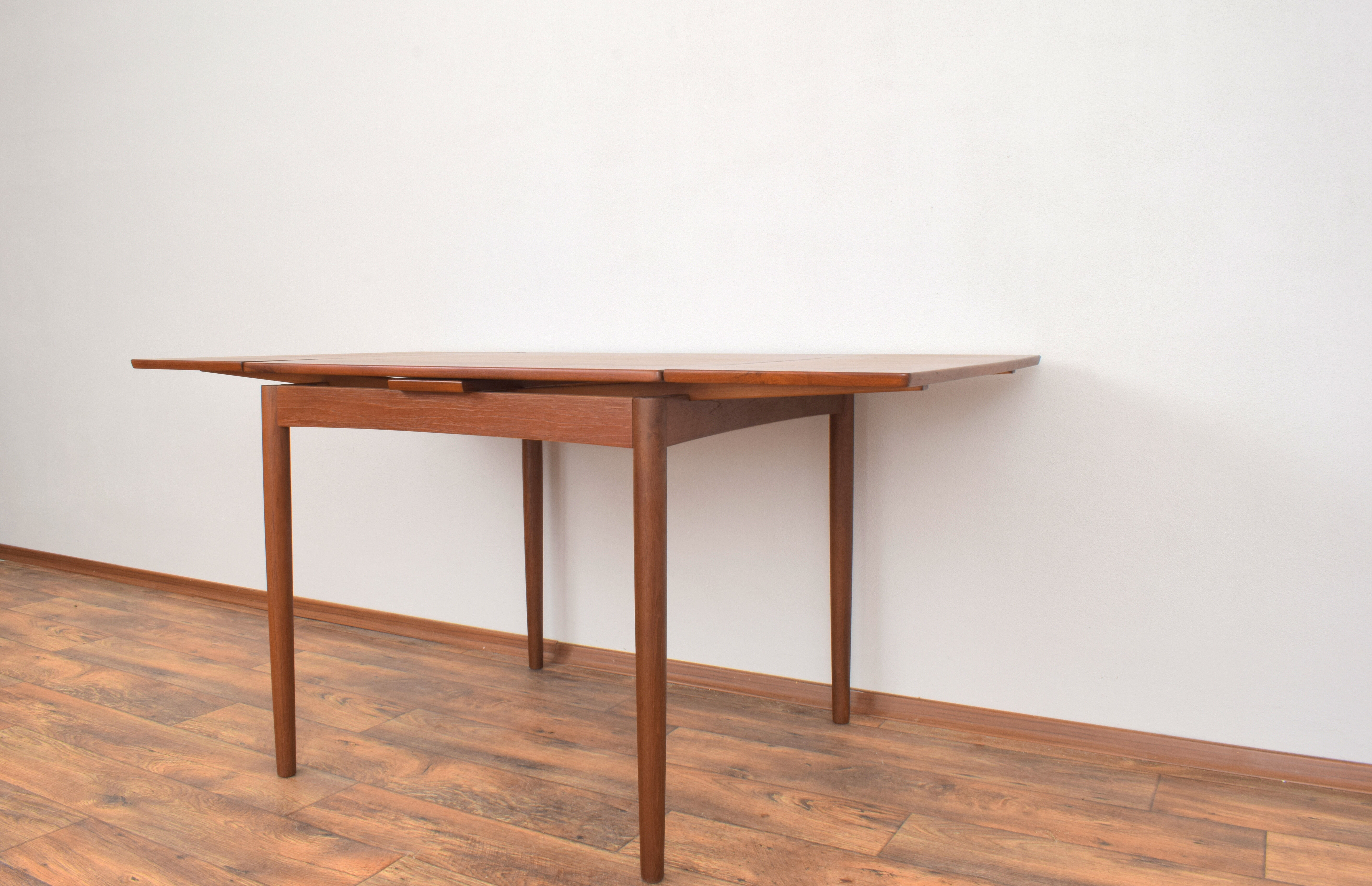 Mid-Century Danish Teak Extendable Dining Table from Hundevad & Co., 1960s.