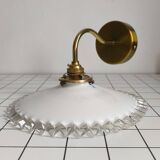 Applique en verre opalin crantée et laiton