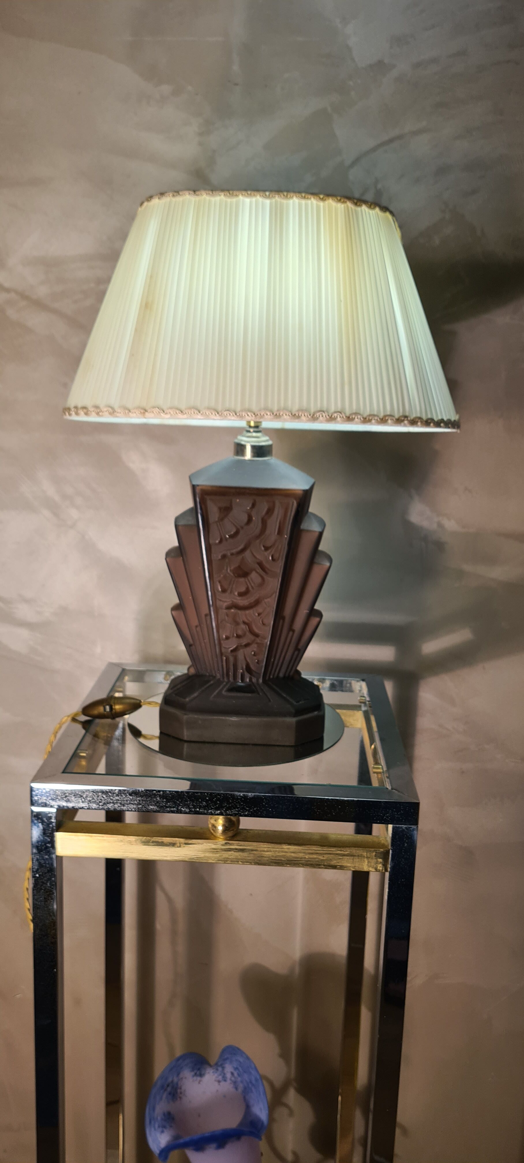 Large Art Deco lamp in V opaque molded glass, 46x33 in its juice,