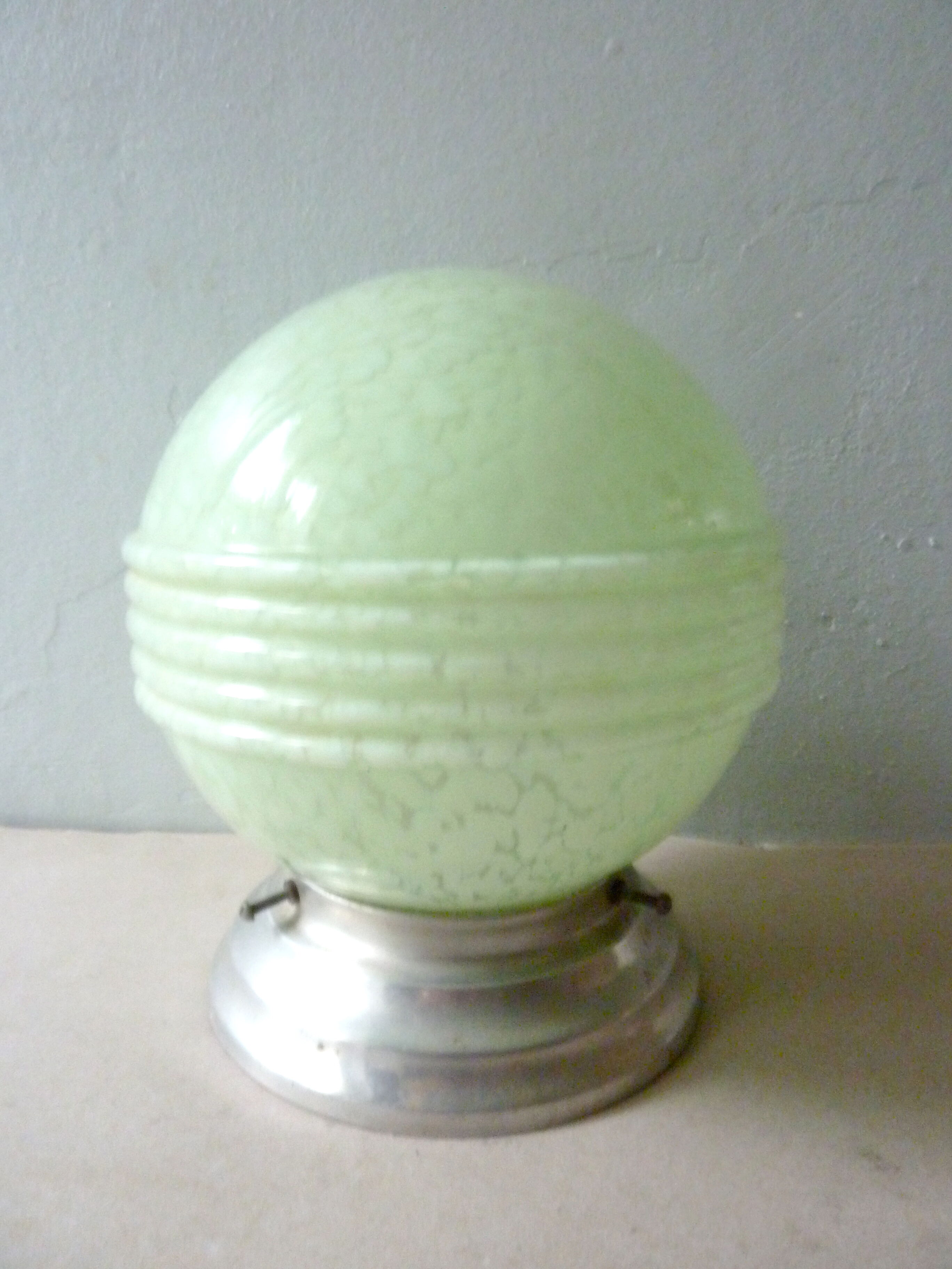 Ceiling light with green marbled opaline globe