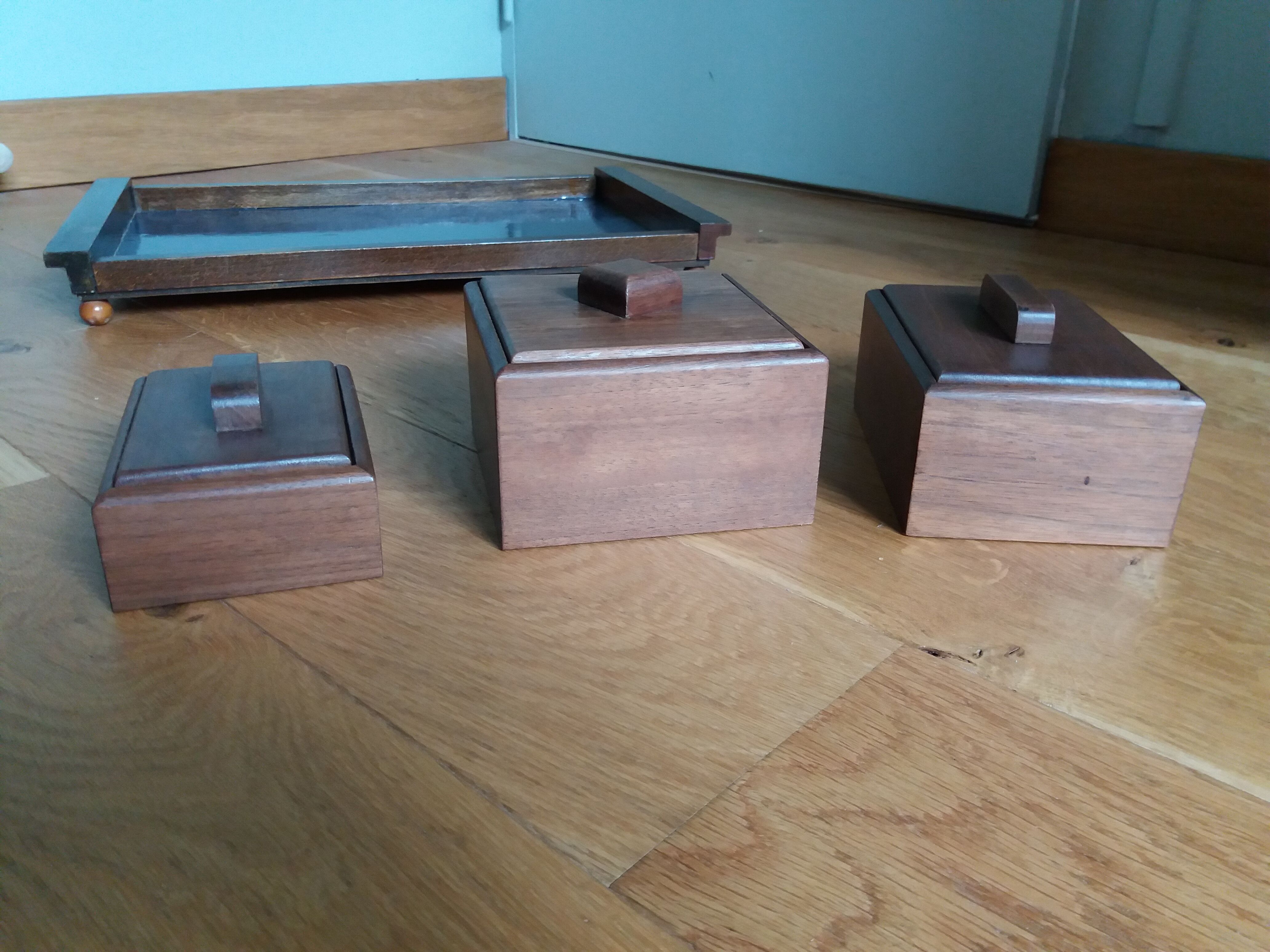 Ensemble de 3 boites en bois sur plateau set de bureau ou de fumeur