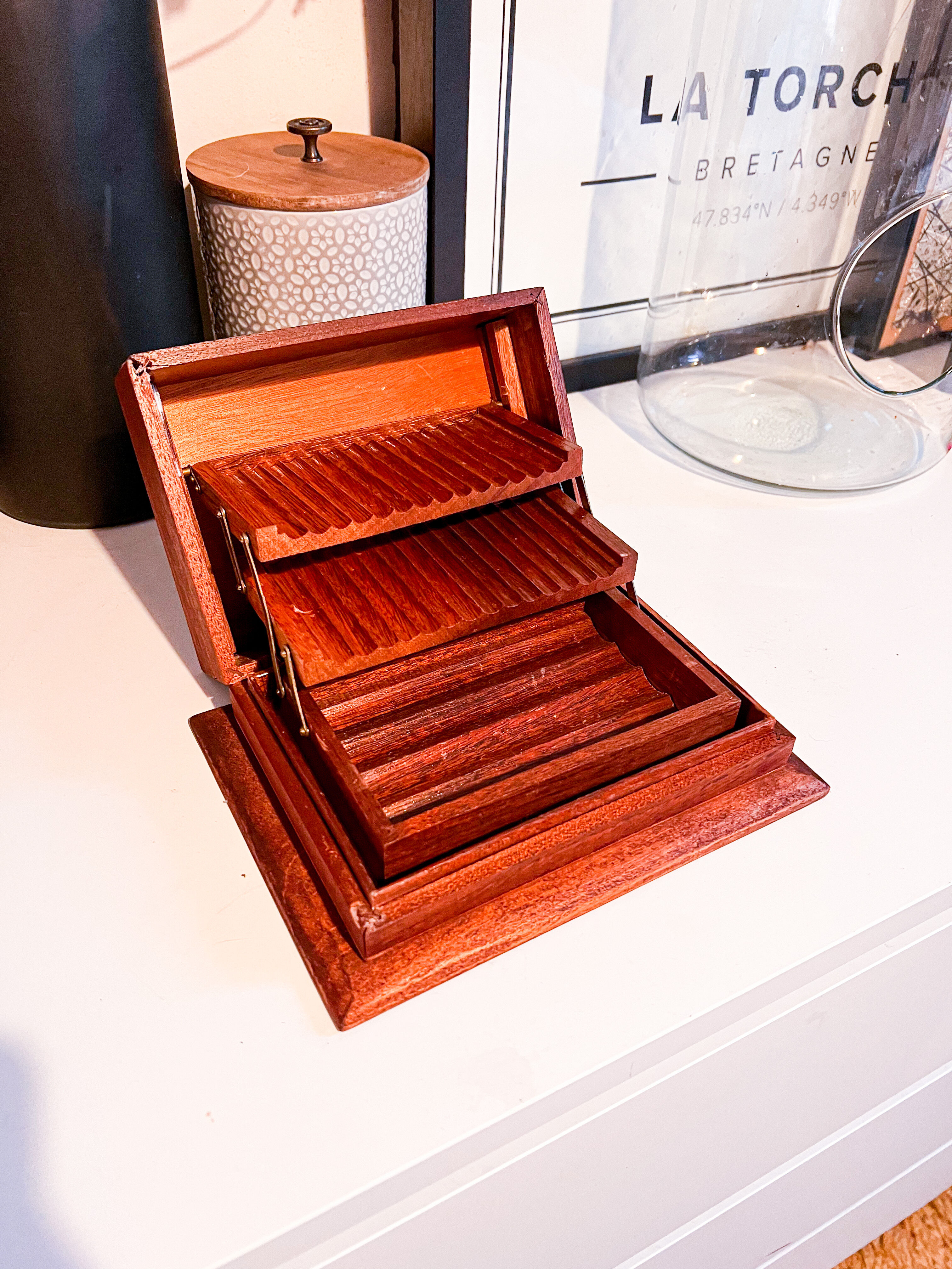 Cigarette and cigar box