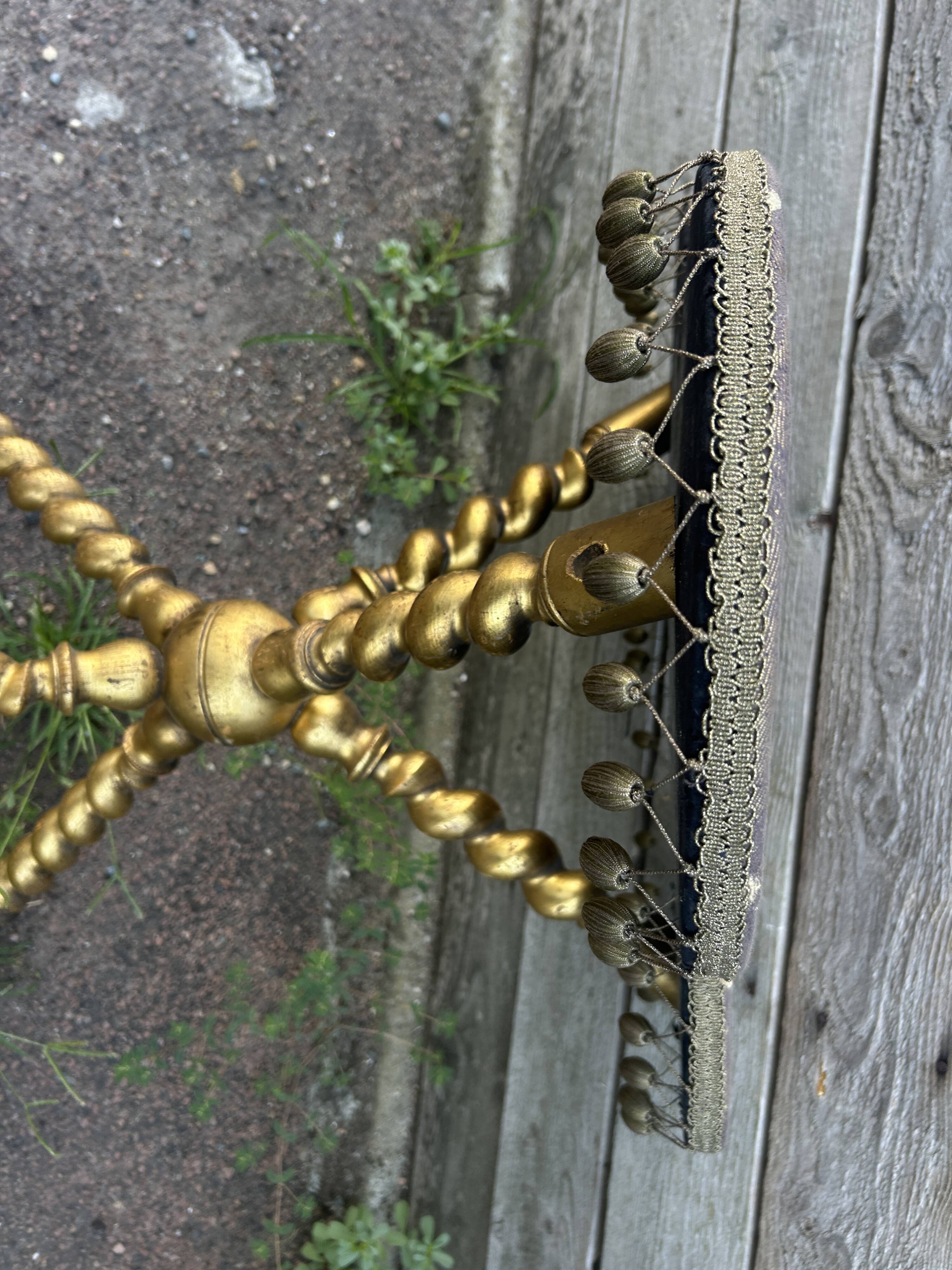 Louis XIII style gueridon, gilded legs, trilobed top.