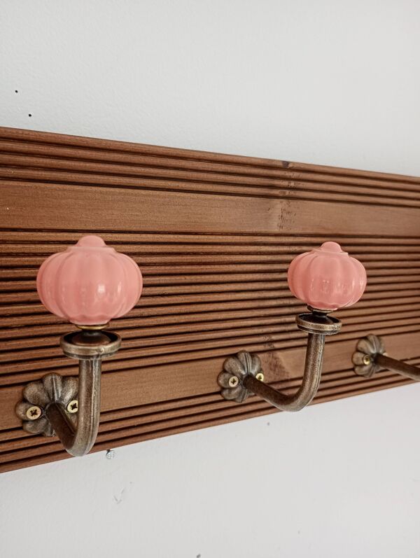 Porte-manteau mural 5 patères céramique rose poudré et bois teinté 50 cm