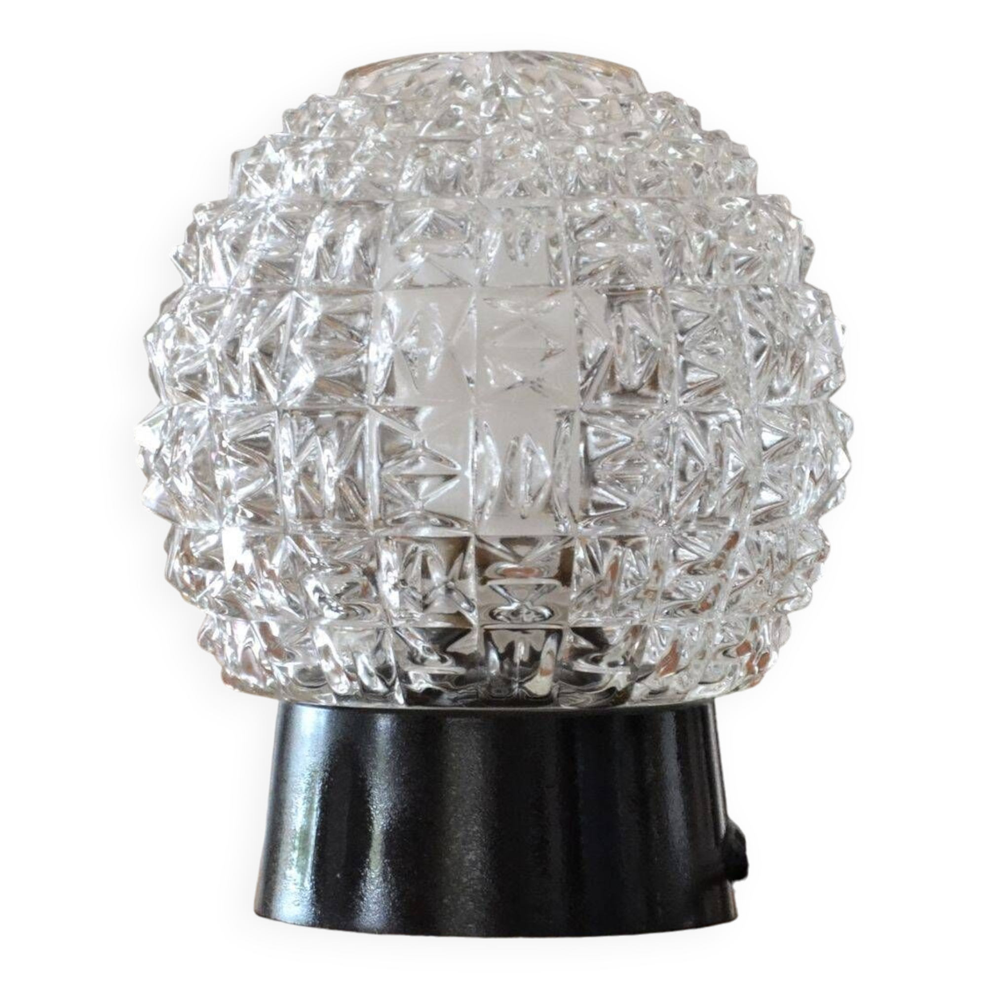 Chiseled glass globe lamp