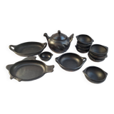 Set de vaisselle en terre cuite noire de La Chamba en Colombie. Ensemble de 13 pièces.