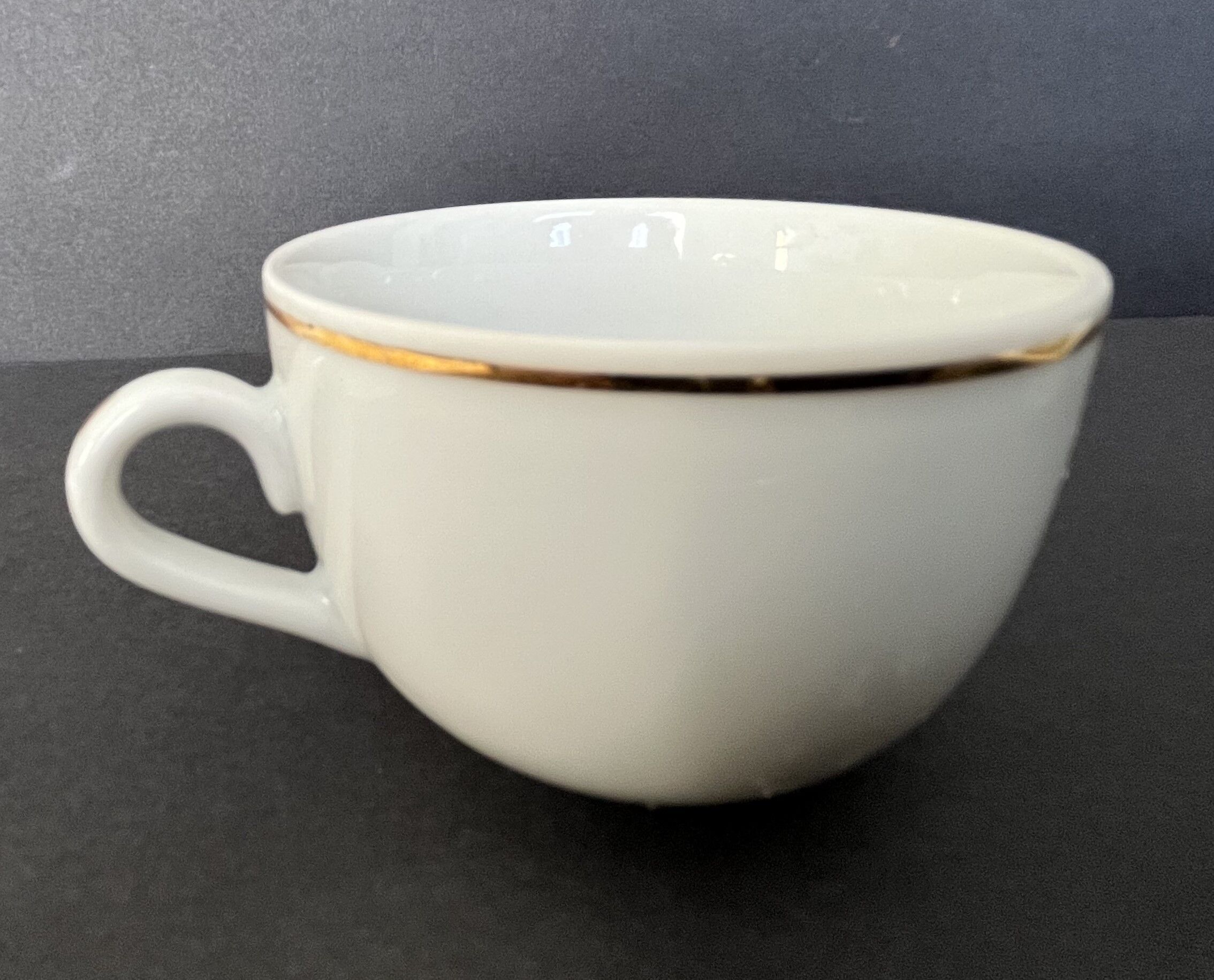 Set of 4 porcelain cups and sub-cups