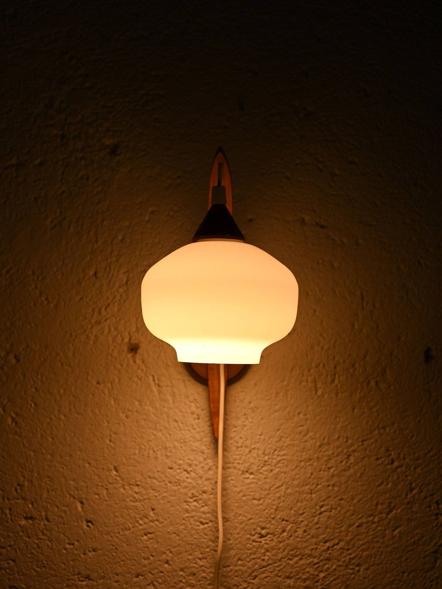 Wall light with opaline