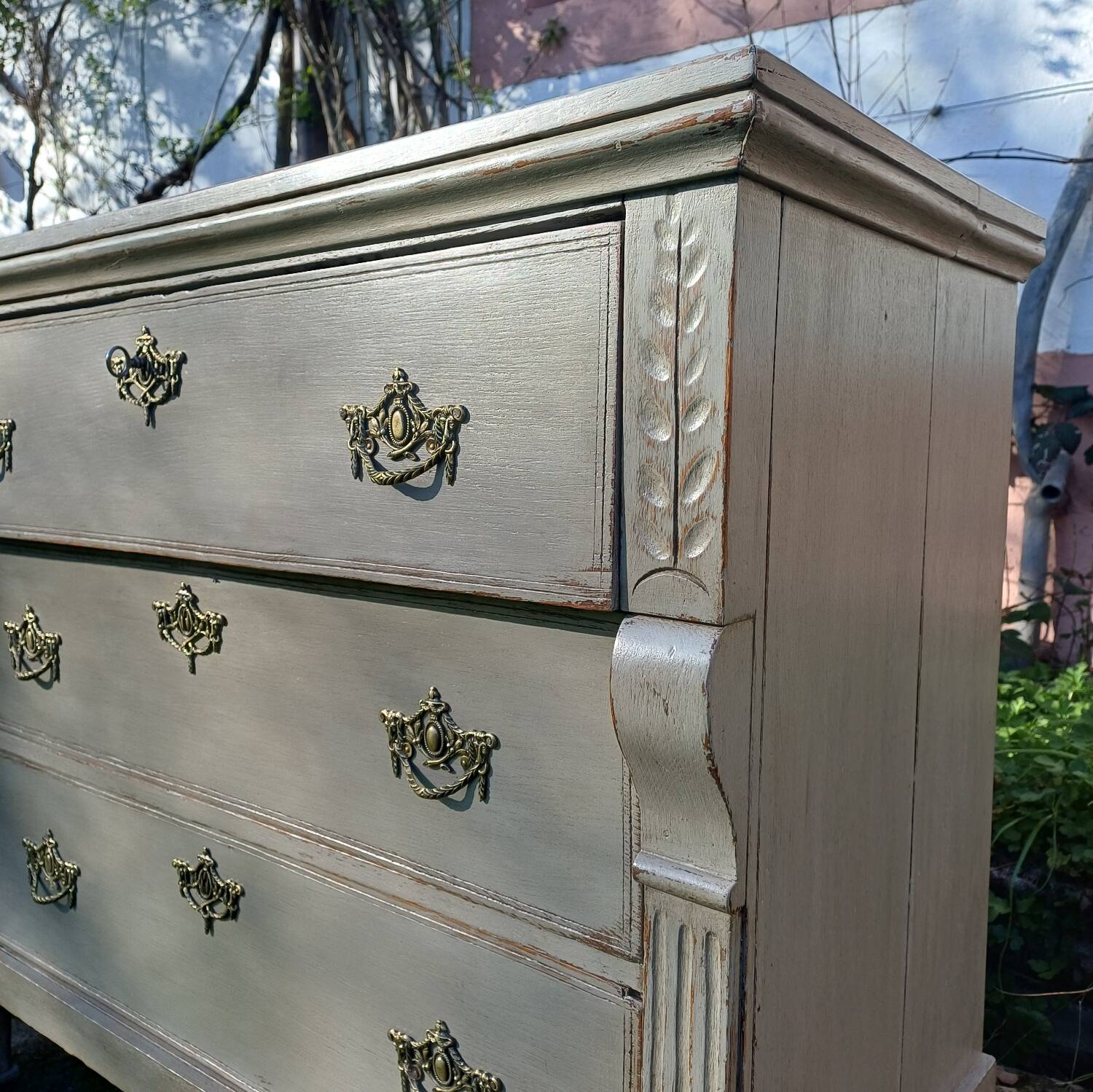 Small vintage bedroom chest of drawers with 3 drawers.