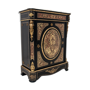 Armoire antique avec - dessus