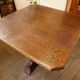 Table rustique en chêne avec piètement central