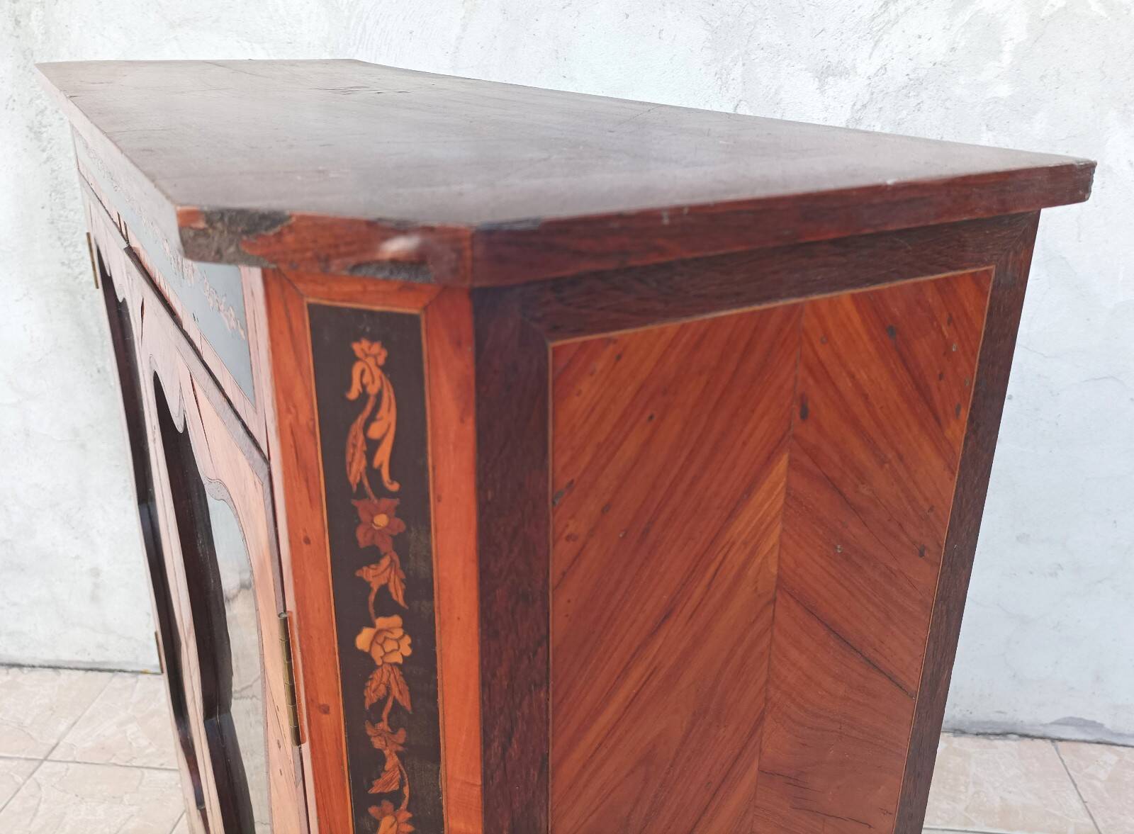Louis XVI glass-fronted library in rosewood and amaranth veneer.