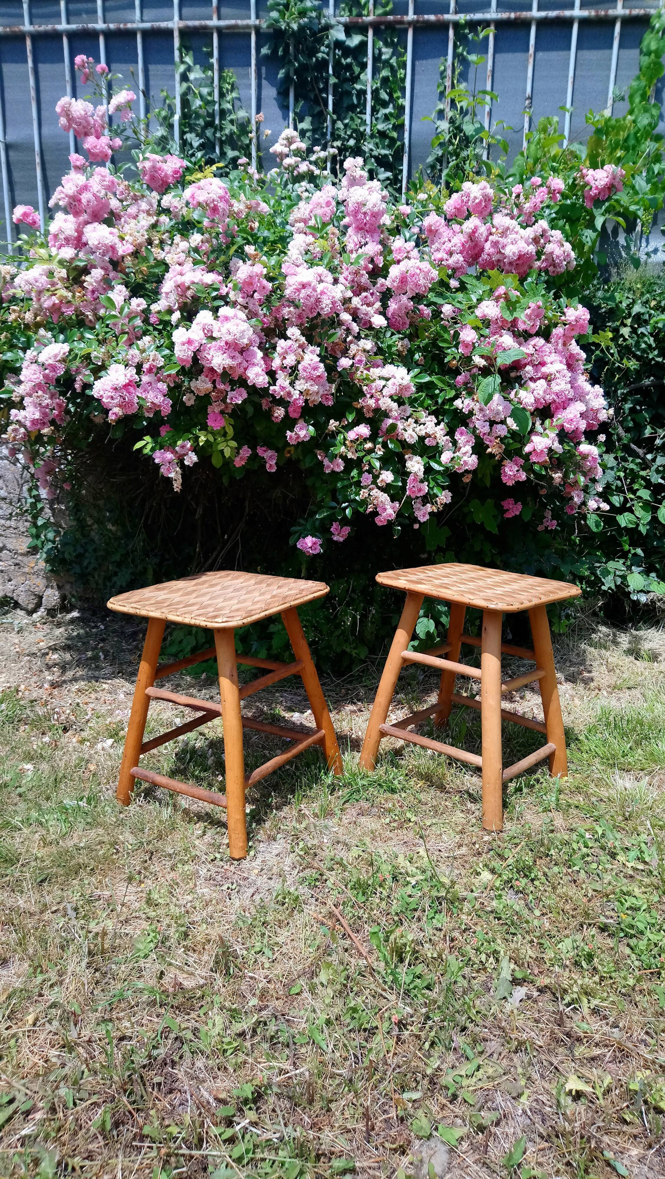 Une paire de chevet vintage