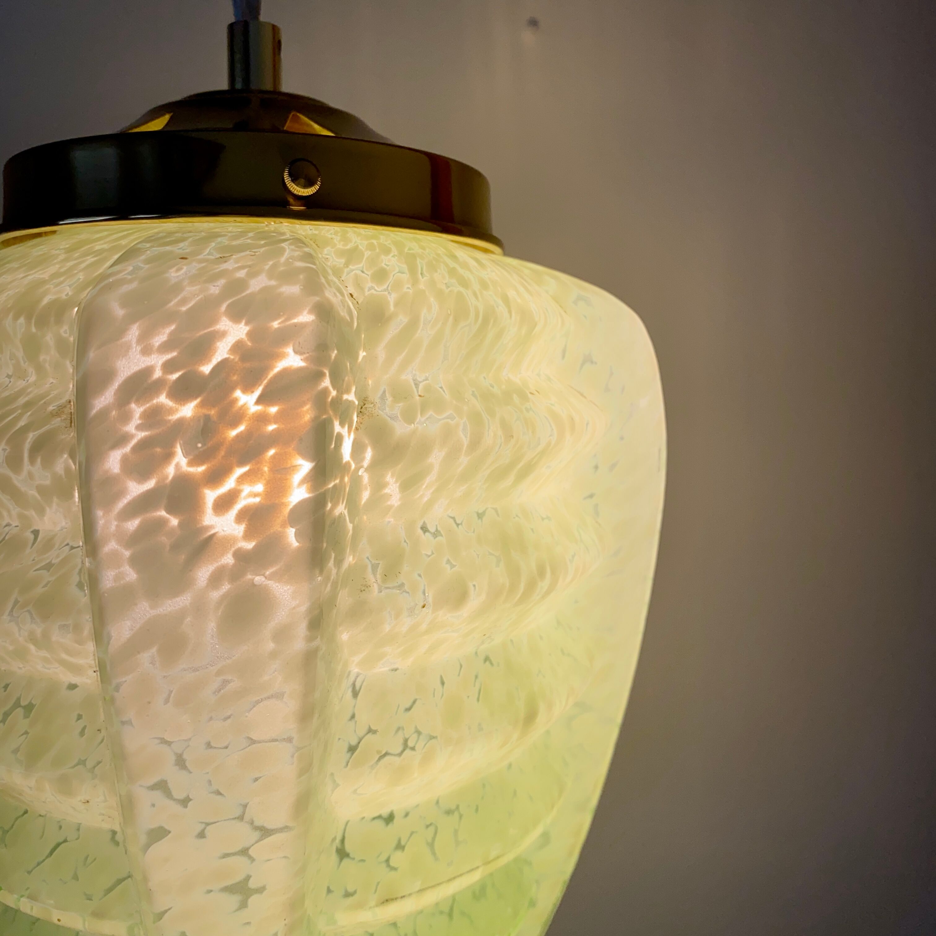 Suspension globe vintag in green clichy glass