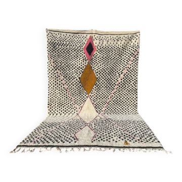 Magnificent Berber rug made of natural wool, traditionally handwoven.