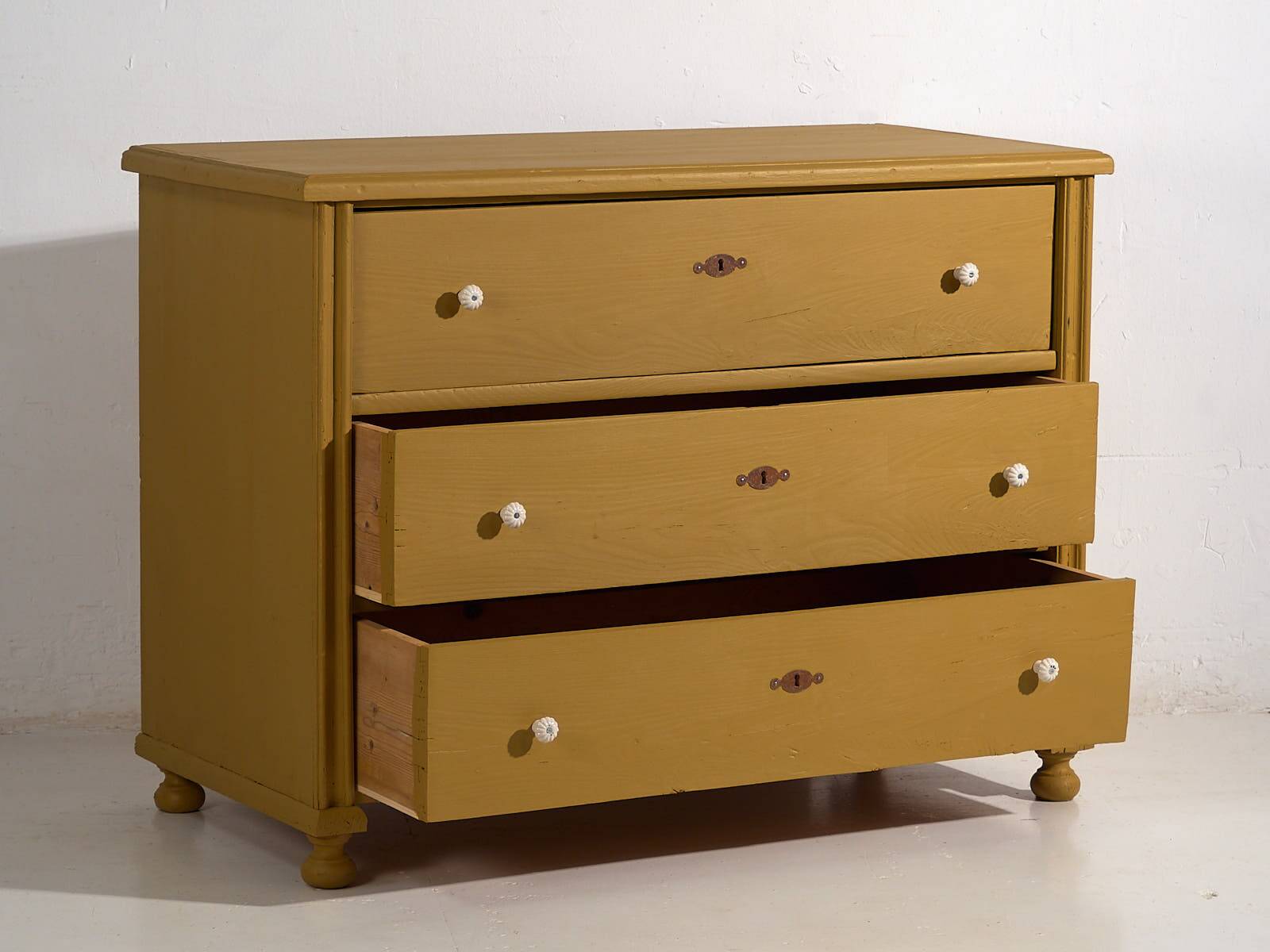 Antique mustard yellow chest of drawers (circa 1920)