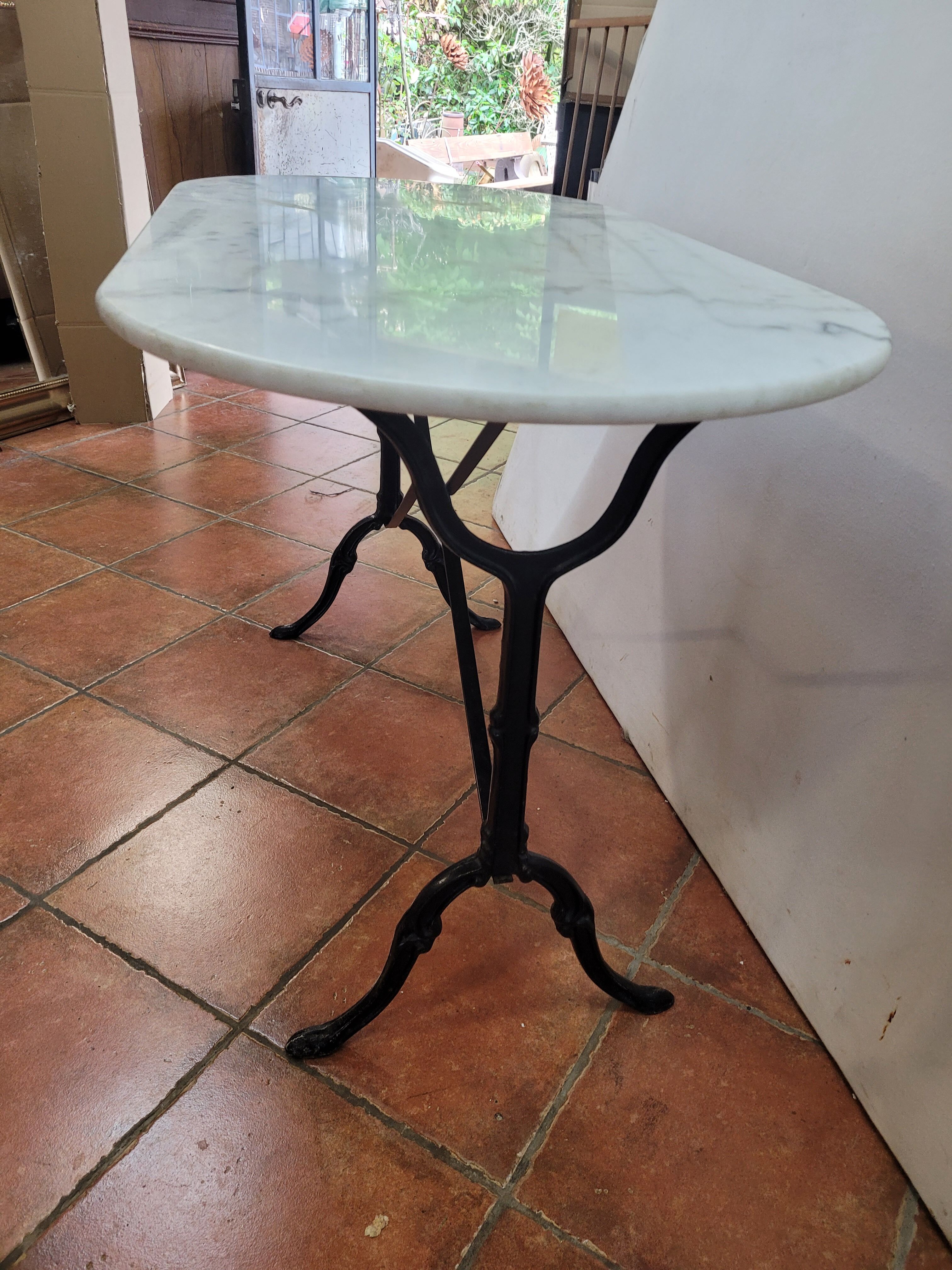 Table de bistrot dessus marbre