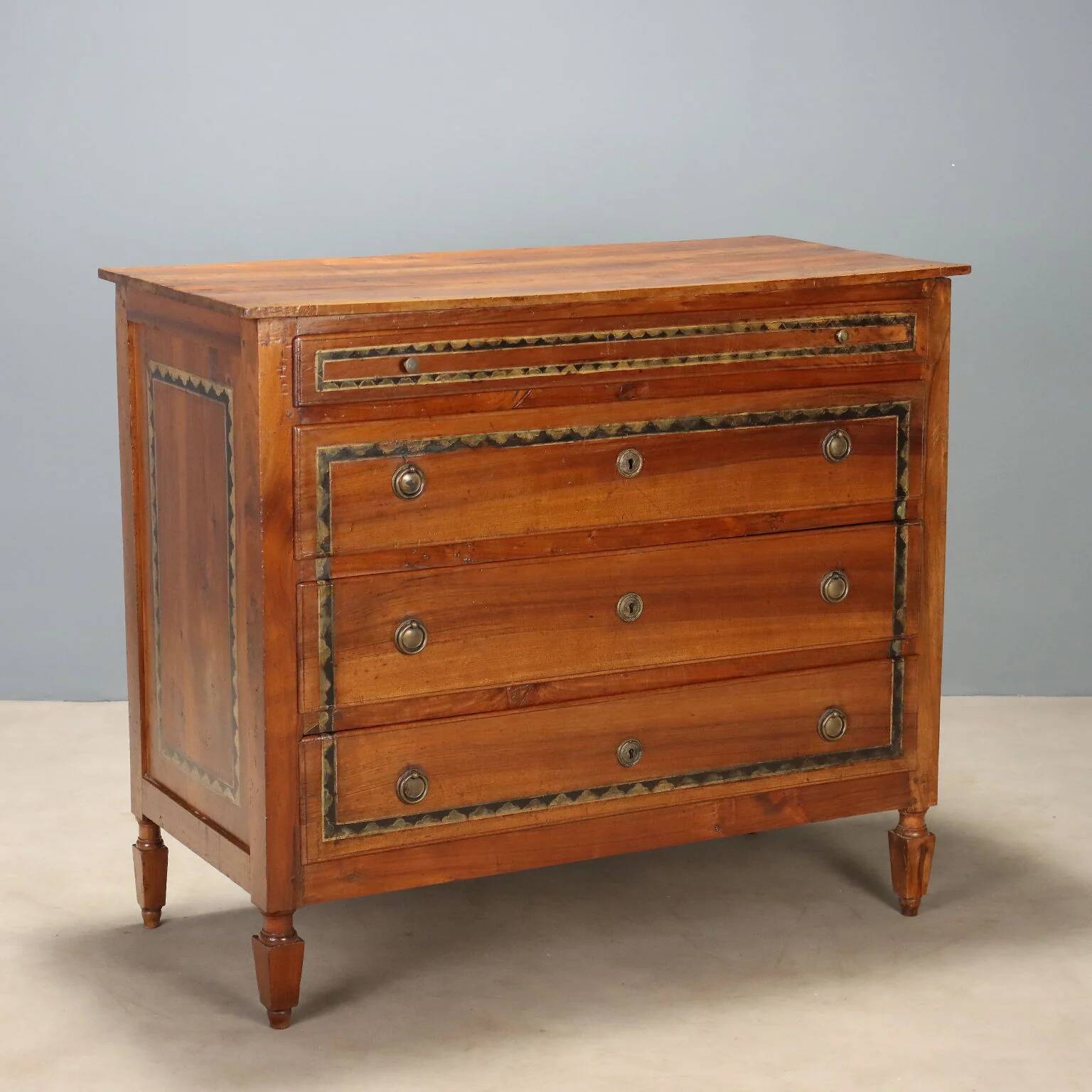 Directoire commode in walnut - Italy 19th century