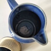Pichet en grès bleu nuancé avec filtre intégré