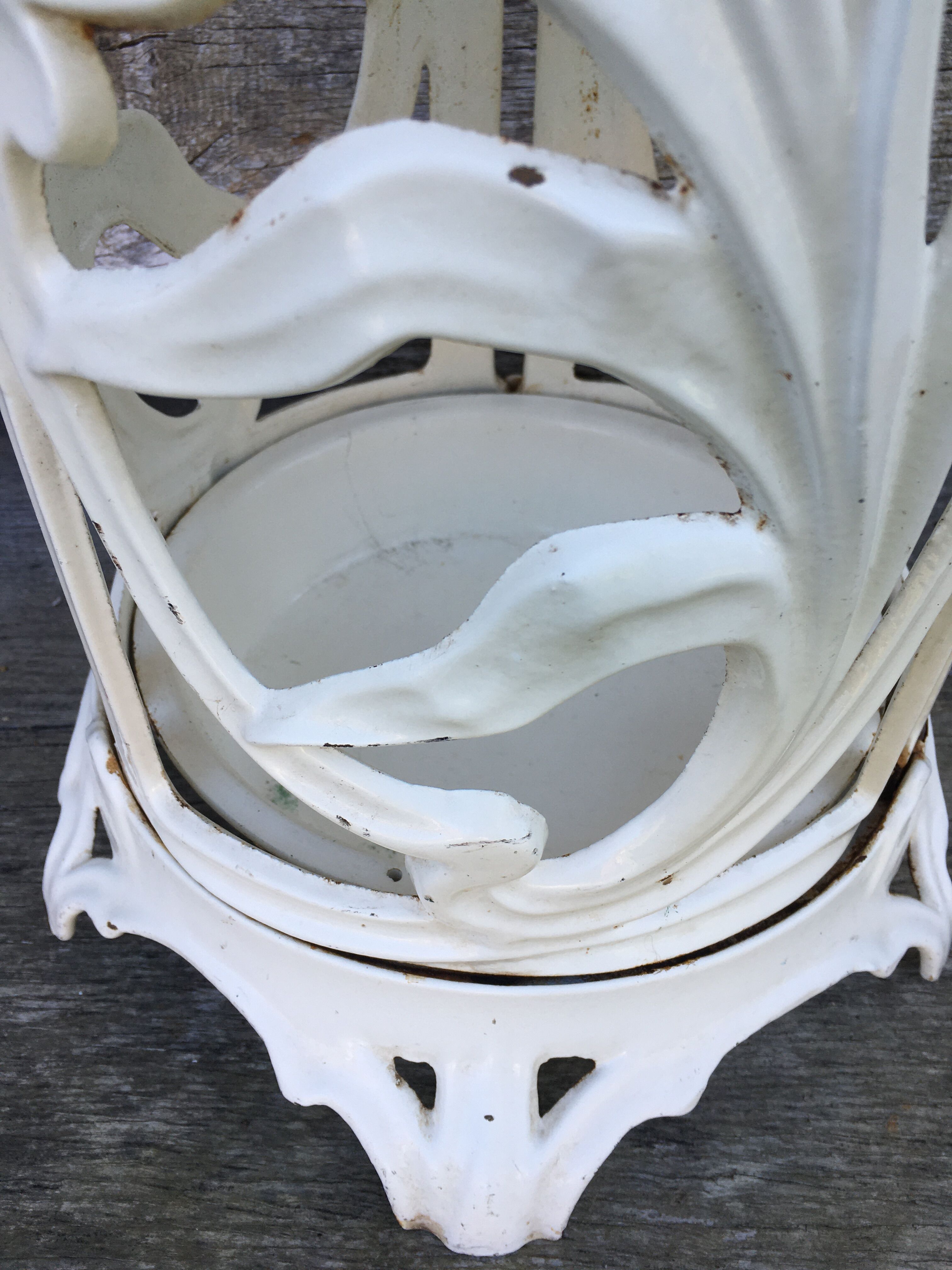 Enamelled cast iron umbrella stand