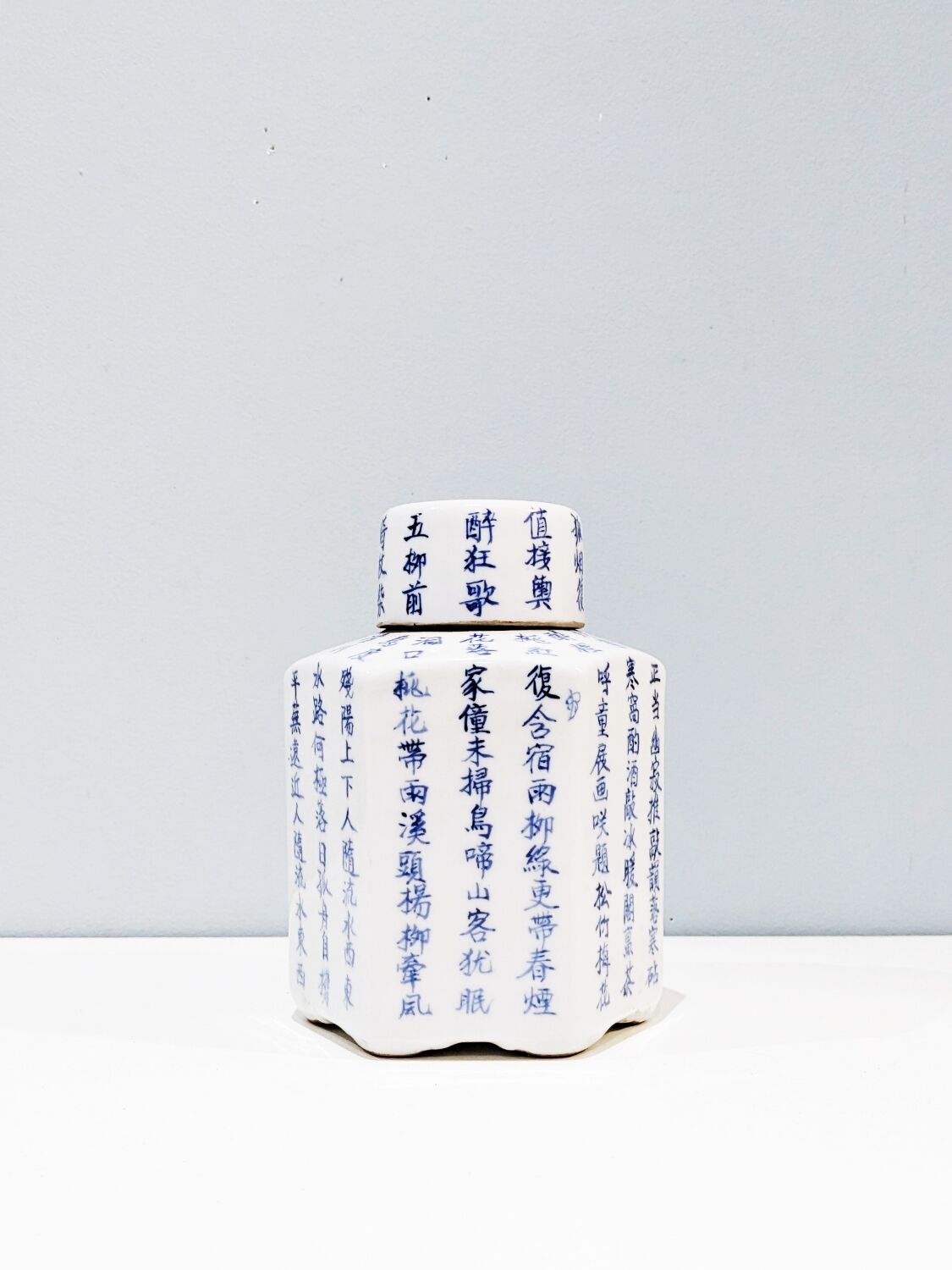 Vintage '80 Chinese ceramic pot in perfect condition.