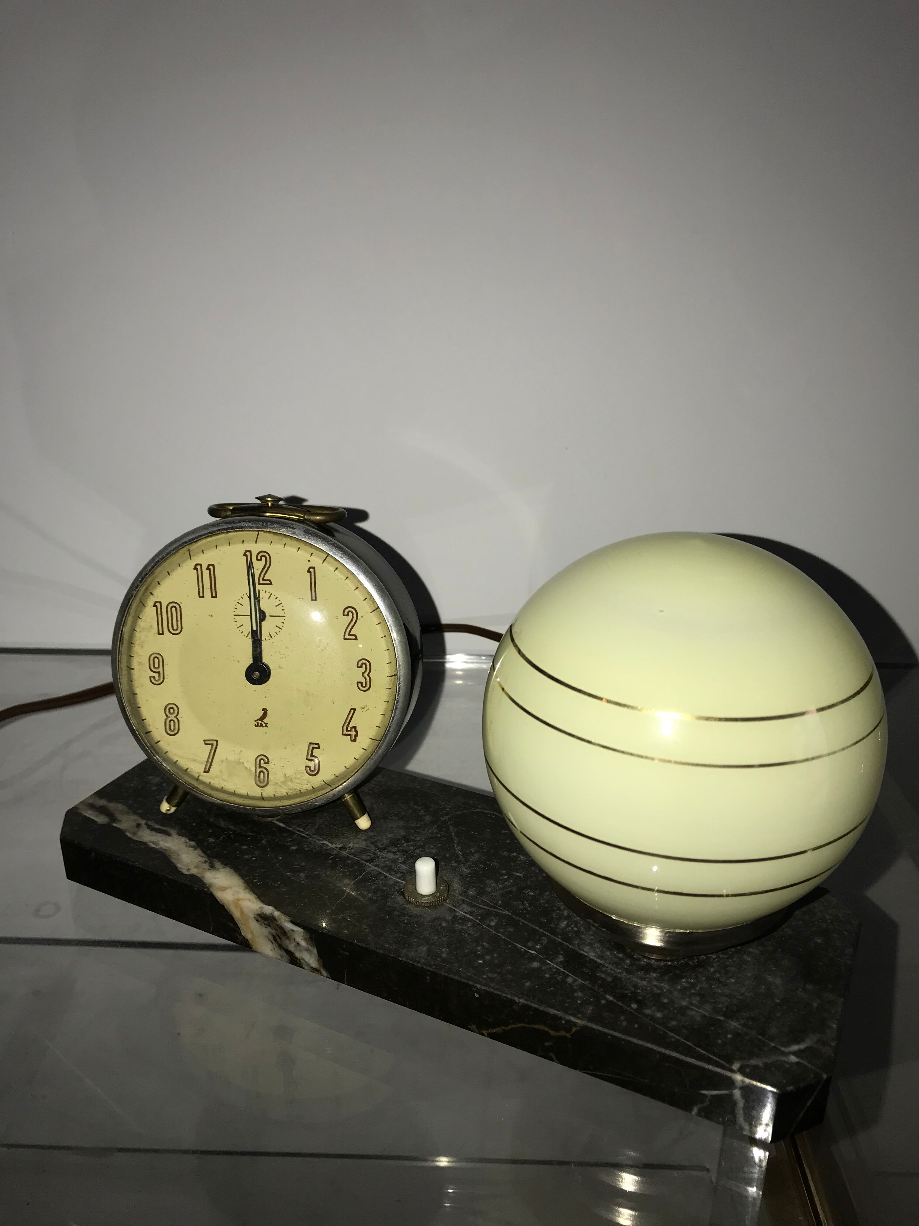 Lampe opaline sur marbre avec réveil Jaz
