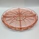Beau plat rose avec 4 compartiments en verre pressé vintage