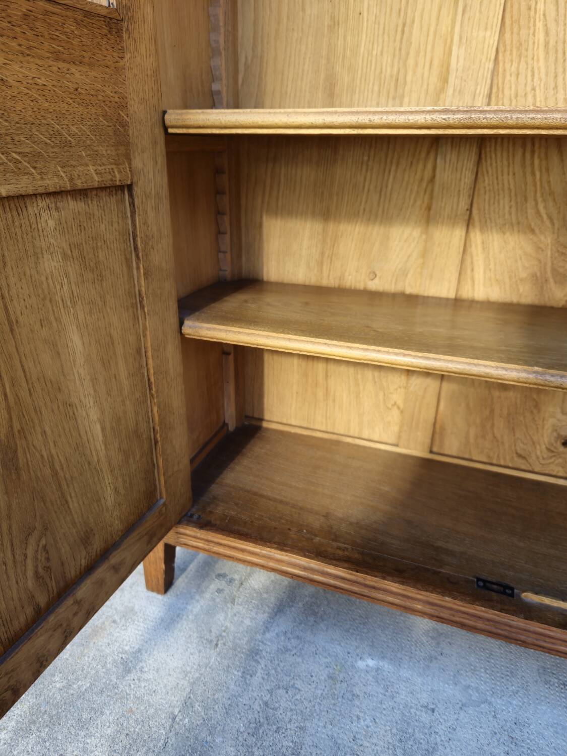 Vitrine parisienne d'école en chêne, 1950