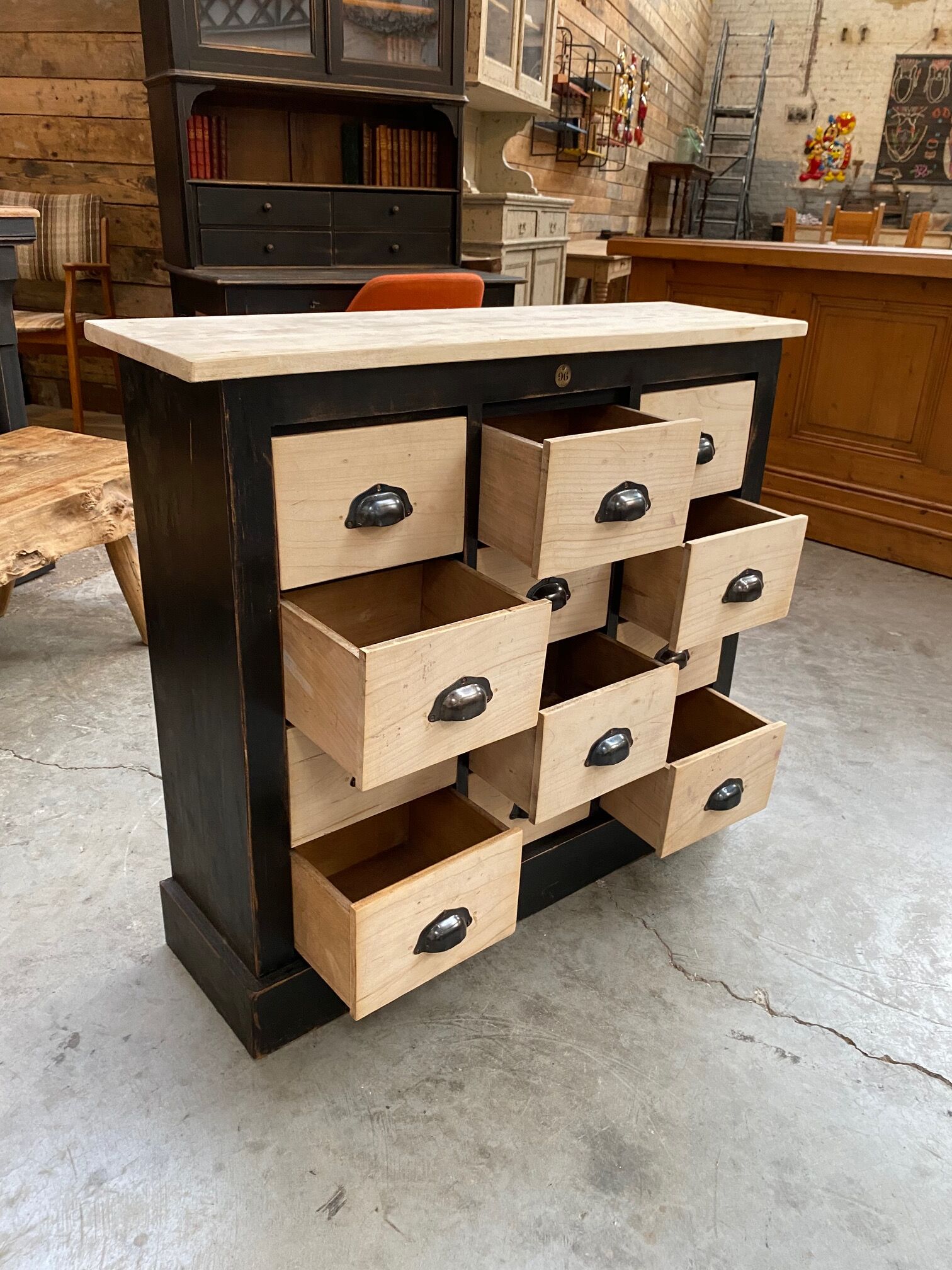 Storage cabinet with drawers