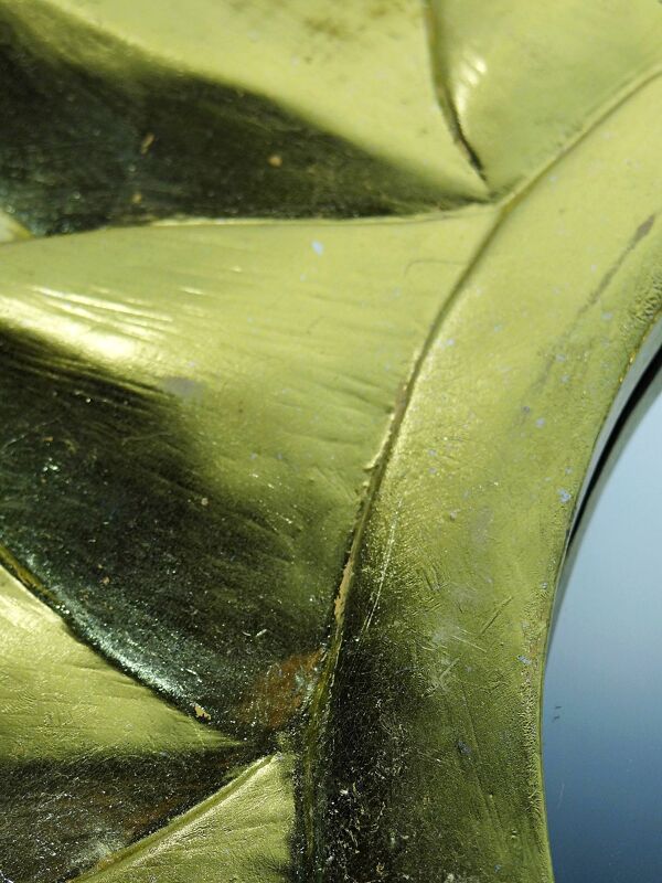 Grand miroir soleil artisanal bois et stuc doré à la feuille d'or années 1970-80