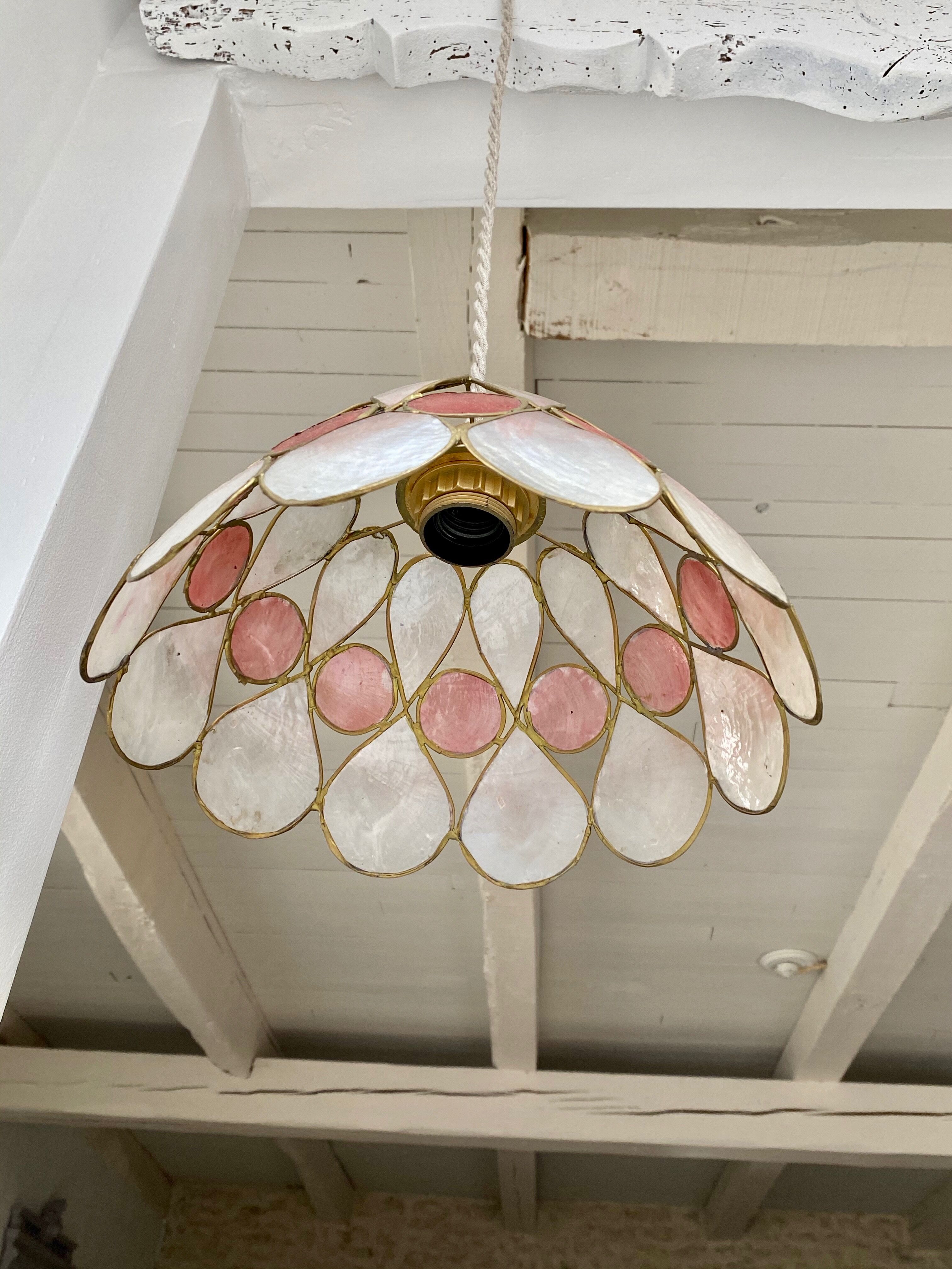 Vintage flower suspension