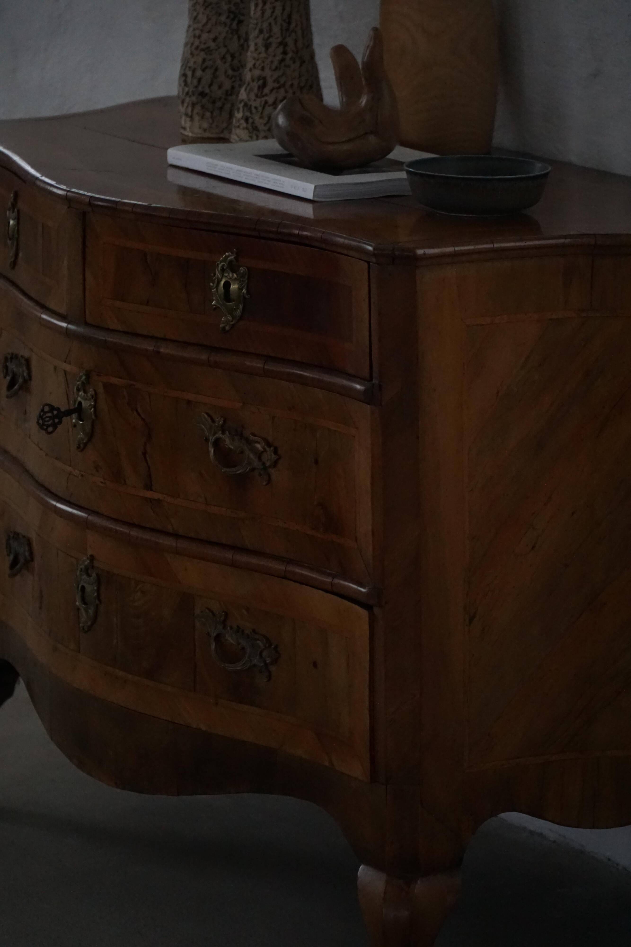 18ème siècle, commode danoise baroque serpentine antique en noyer
